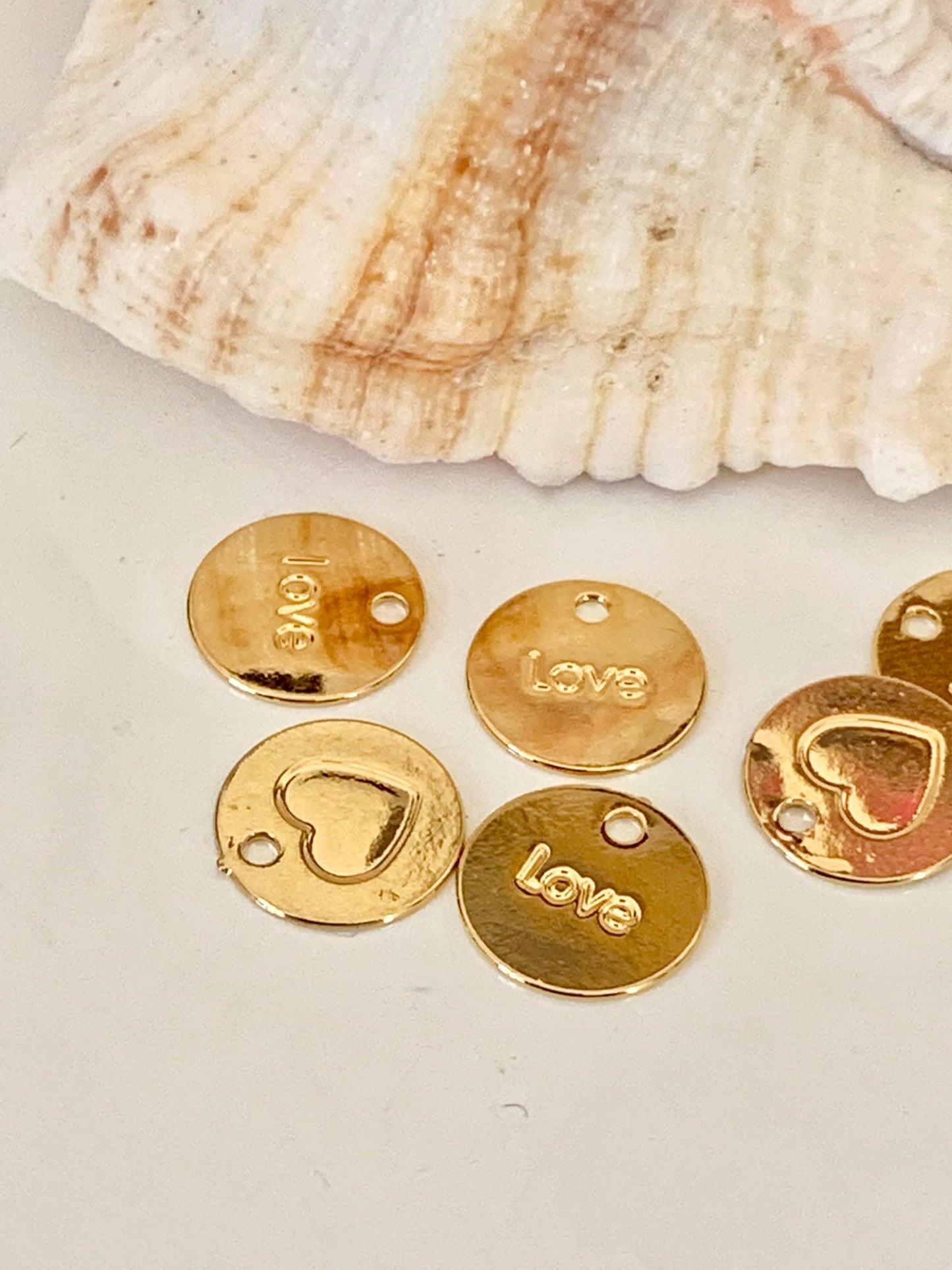 Médaillon, breloque 9mm plaqué or, « Love » plaqué or 24 carats