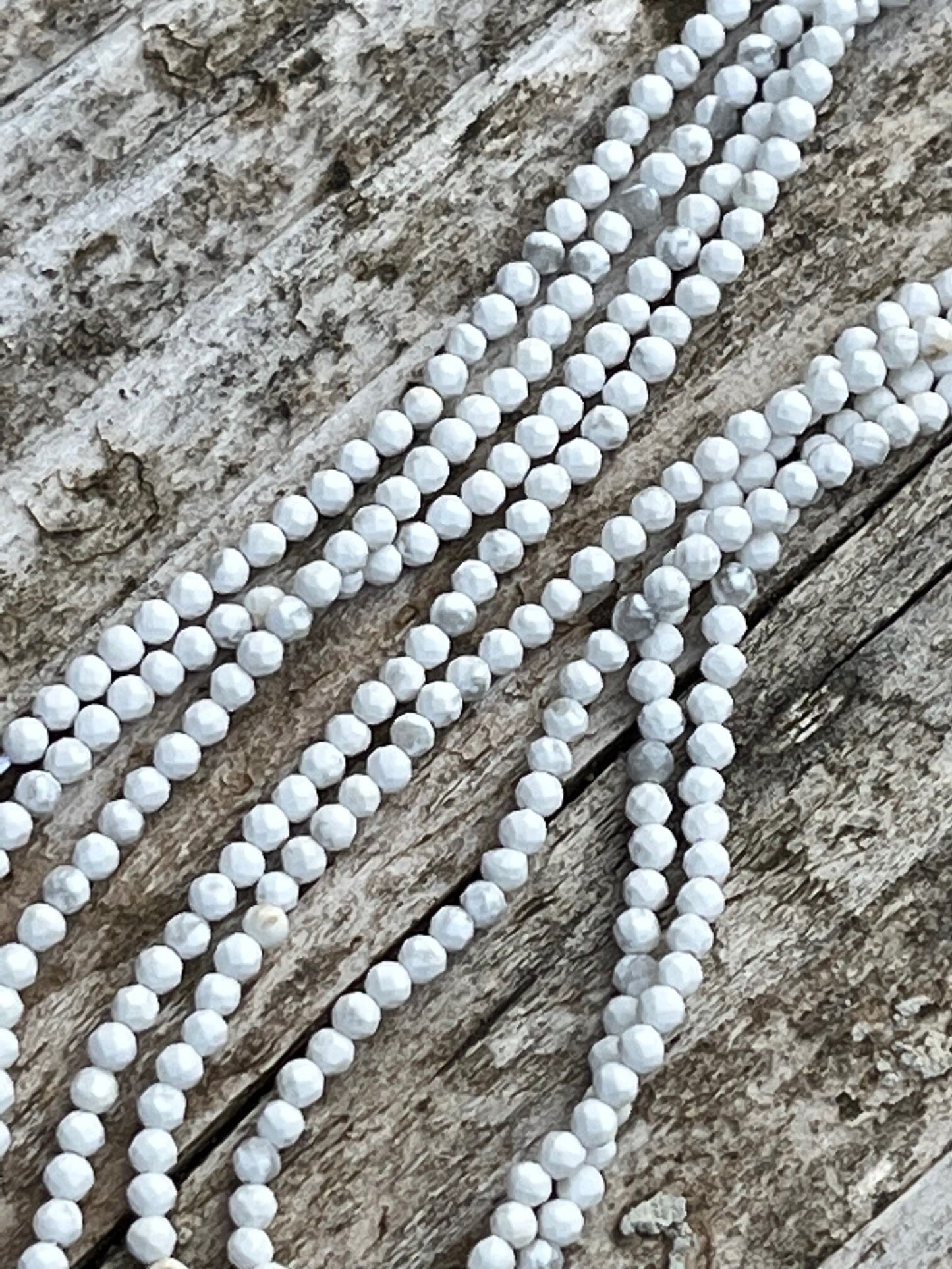 Perles 2 mm Turquoise Blanche facettée, perles facettes howlite gemme naturelle 2mm tons Blancs et gris clair pierre naturelle