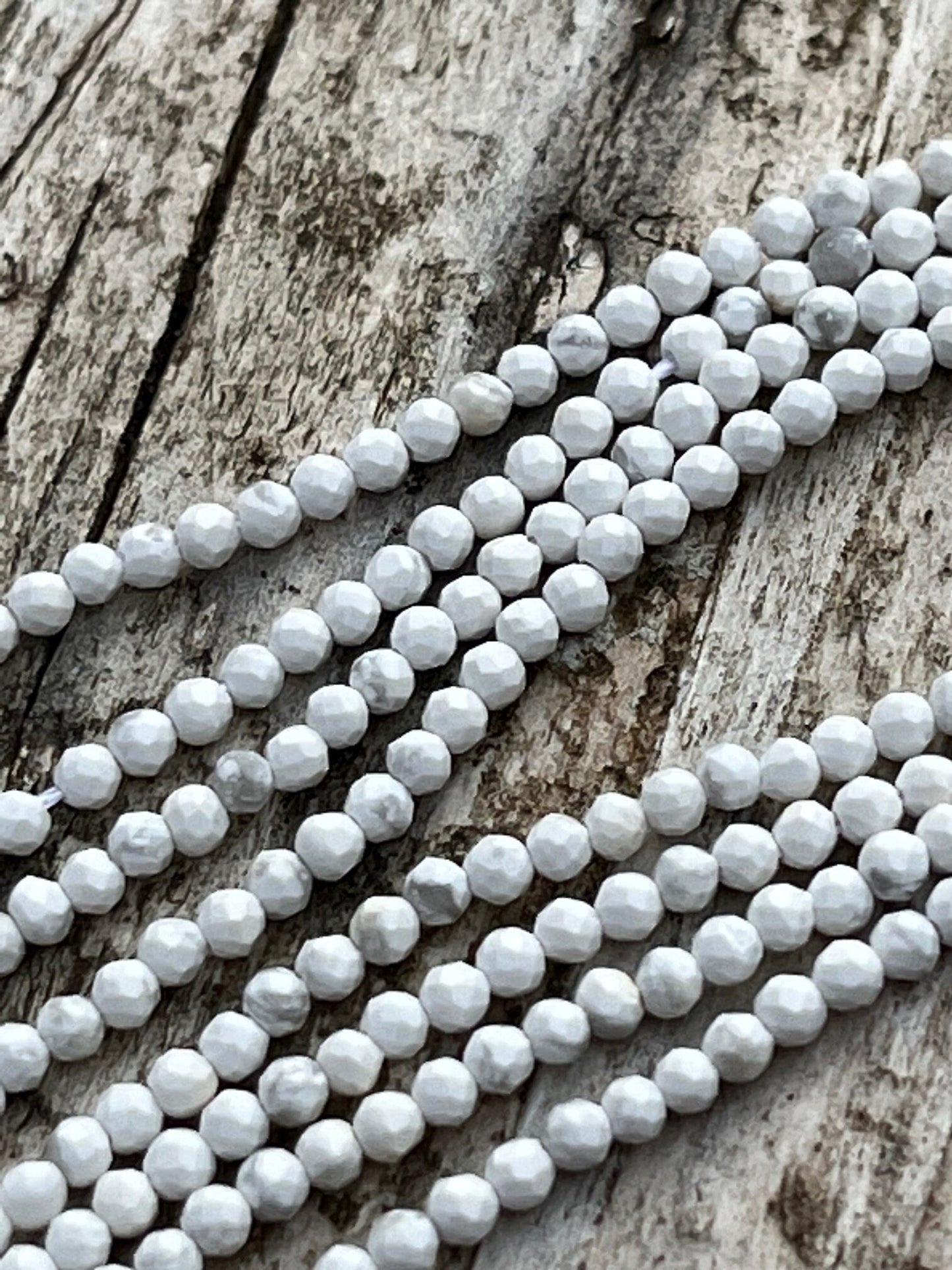 Perles 2 mm Turquoise Blanche facettée, perles facettes howlite gemme naturelle 2mm tons Blancs et gris clair pierre naturelle