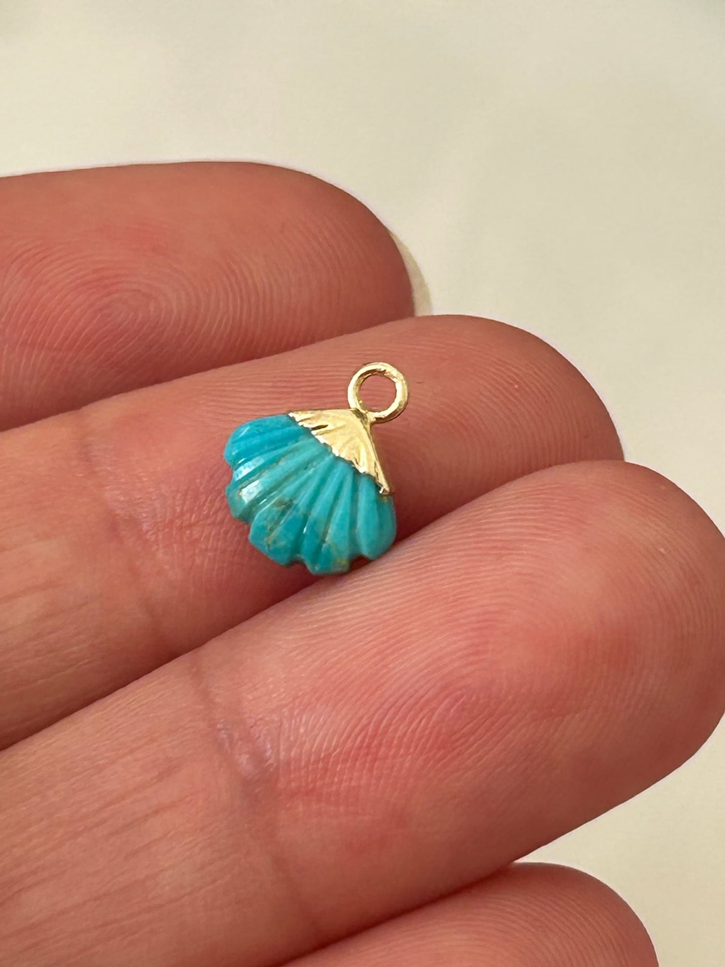 Pendentif Turquoise 8,5x10mm forme Éventail, feuille, forme coquillages, gemmes véritable doré à l’or fin 24k