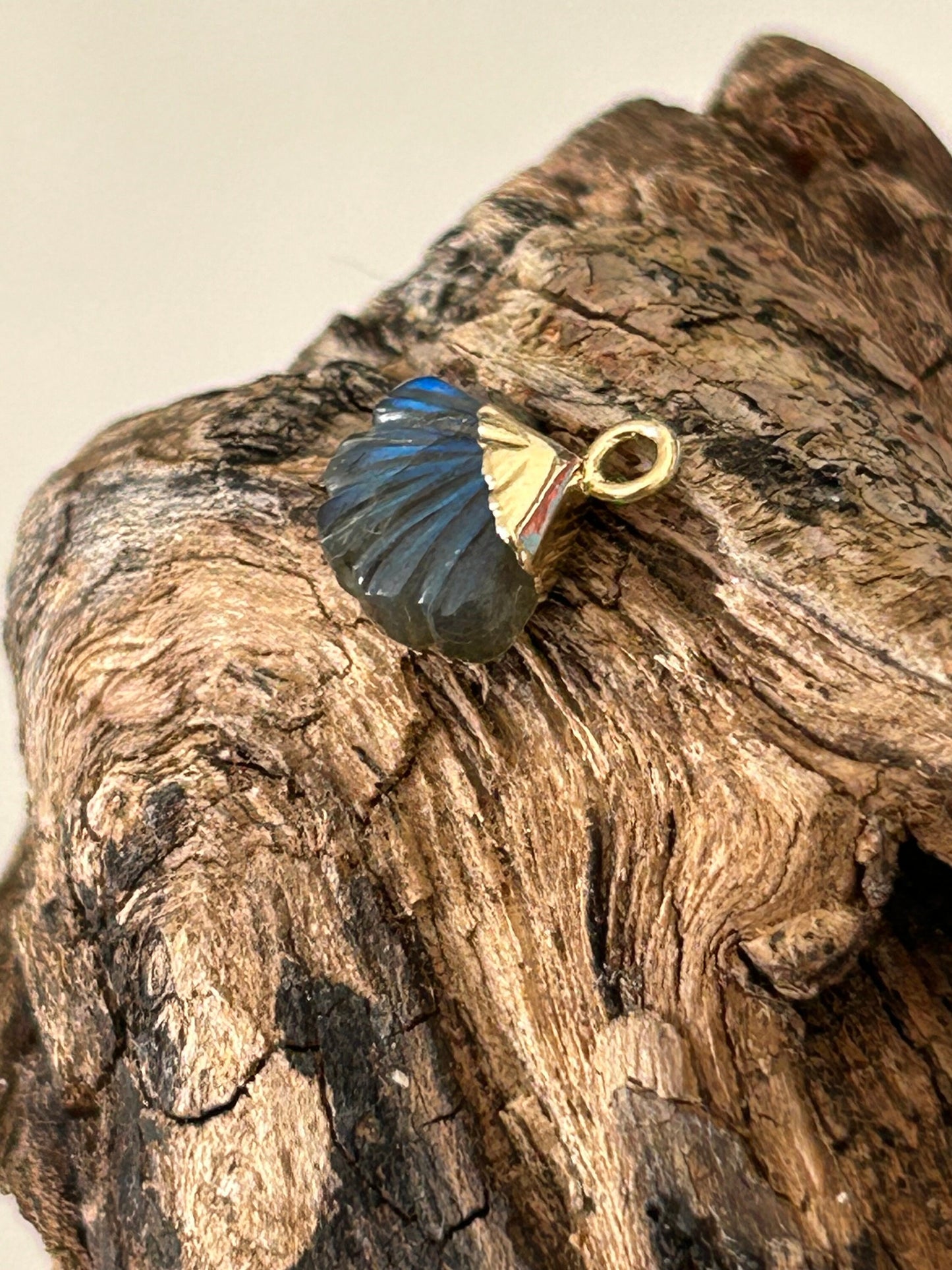 Pendentif Labradorite 8,5x10mm forme Éventail, feuille, forme coquillages, gemmes véritable doré à l’or fin 24k