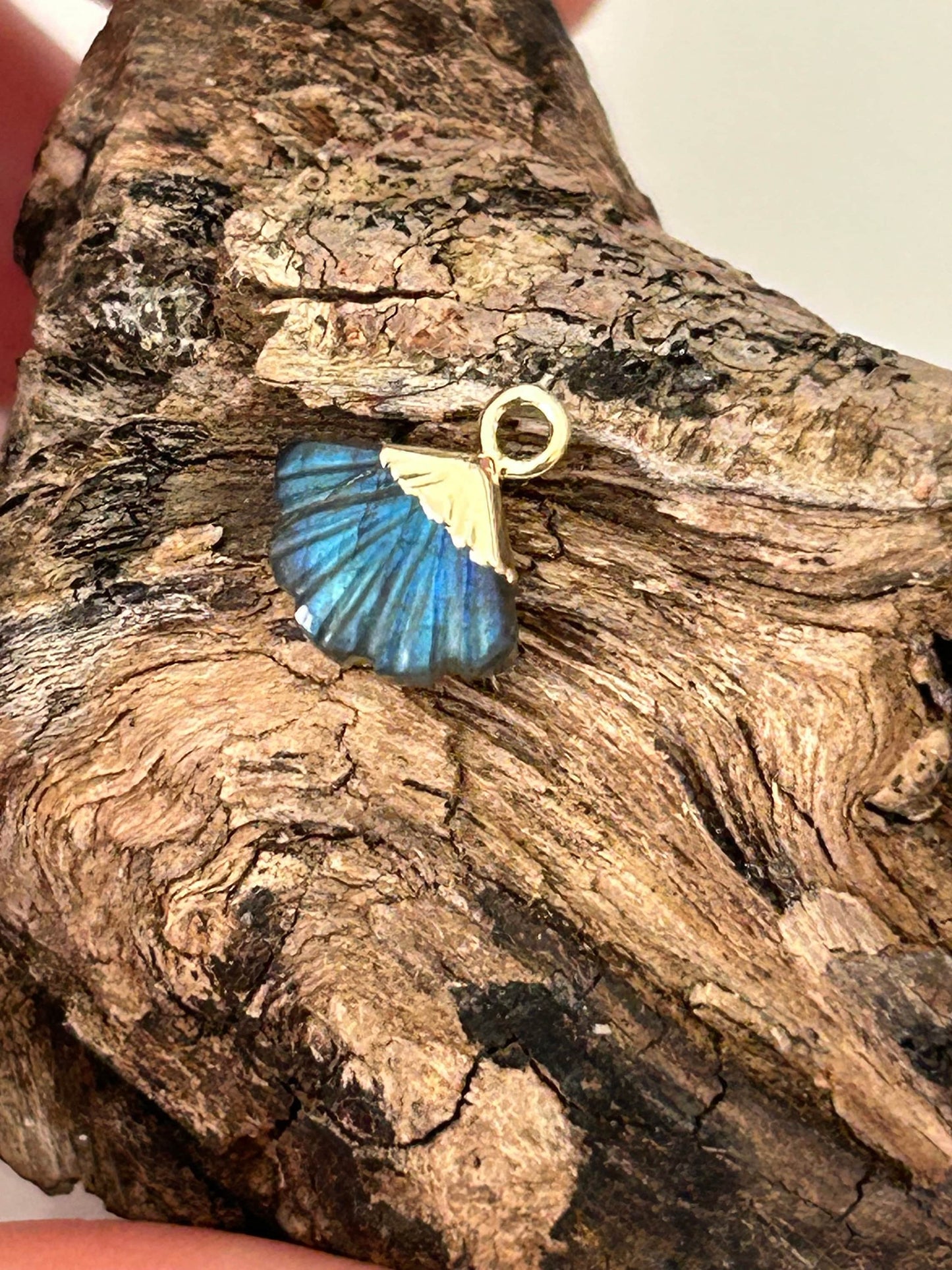 Pendentif Labradorite 8,5x10mm forme Éventail, feuille, forme coquillages, gemmes véritable doré à l’or fin 24k