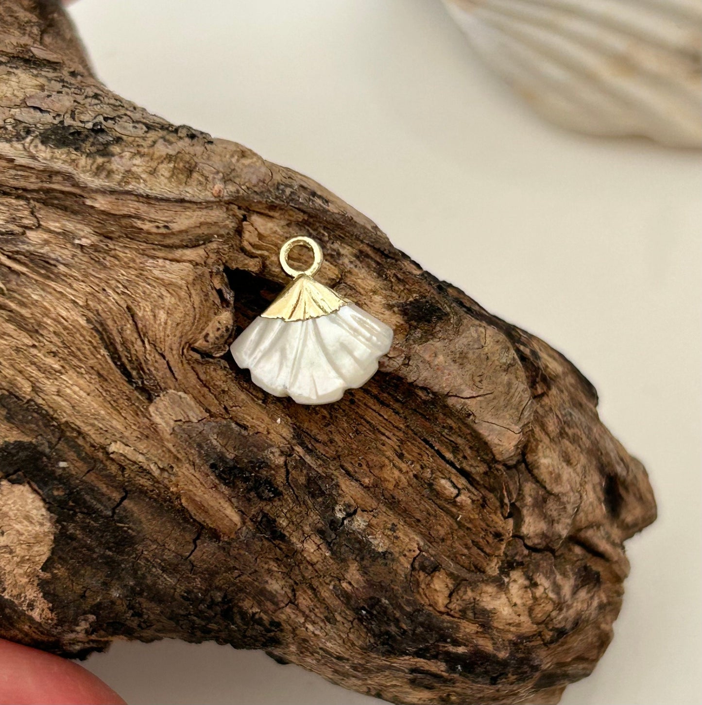 Pendentif Nacre du Pacifique 8,5x10mm forme Éventail, feuille, forme coquillages, gemmes véritable doré à l’or fin 24k