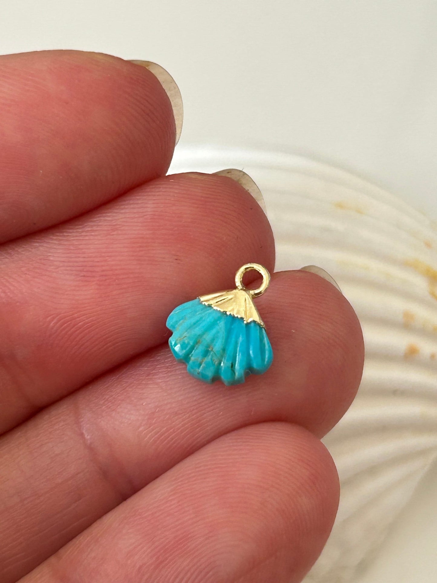 Pendentif Turquoise 8,5x10mm forme Éventail, feuille, forme coquillages, gemmes véritable doré à l’or fin 24k