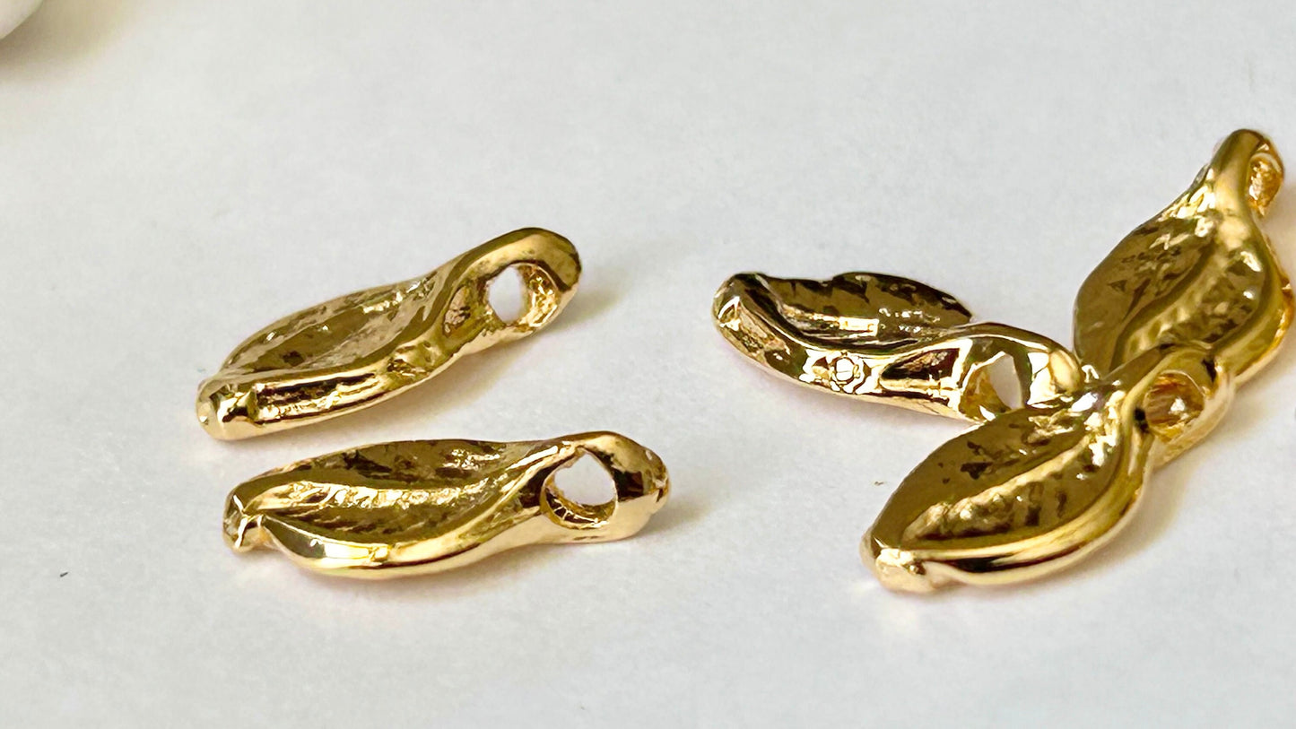 Breloque feuille 10,8x5mm en plaqué or 24K, charm doré, pampille feuille bracelet