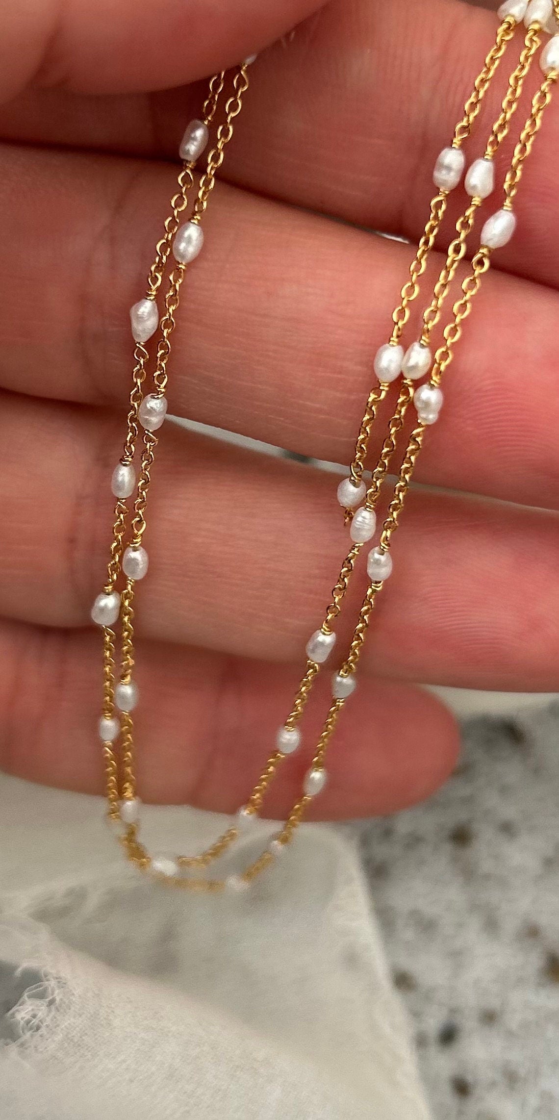 24K Chaîne et mini perles de culture blanches naturelles 2 mm, morceau de 20cm de chaîne plaqué or 100% français