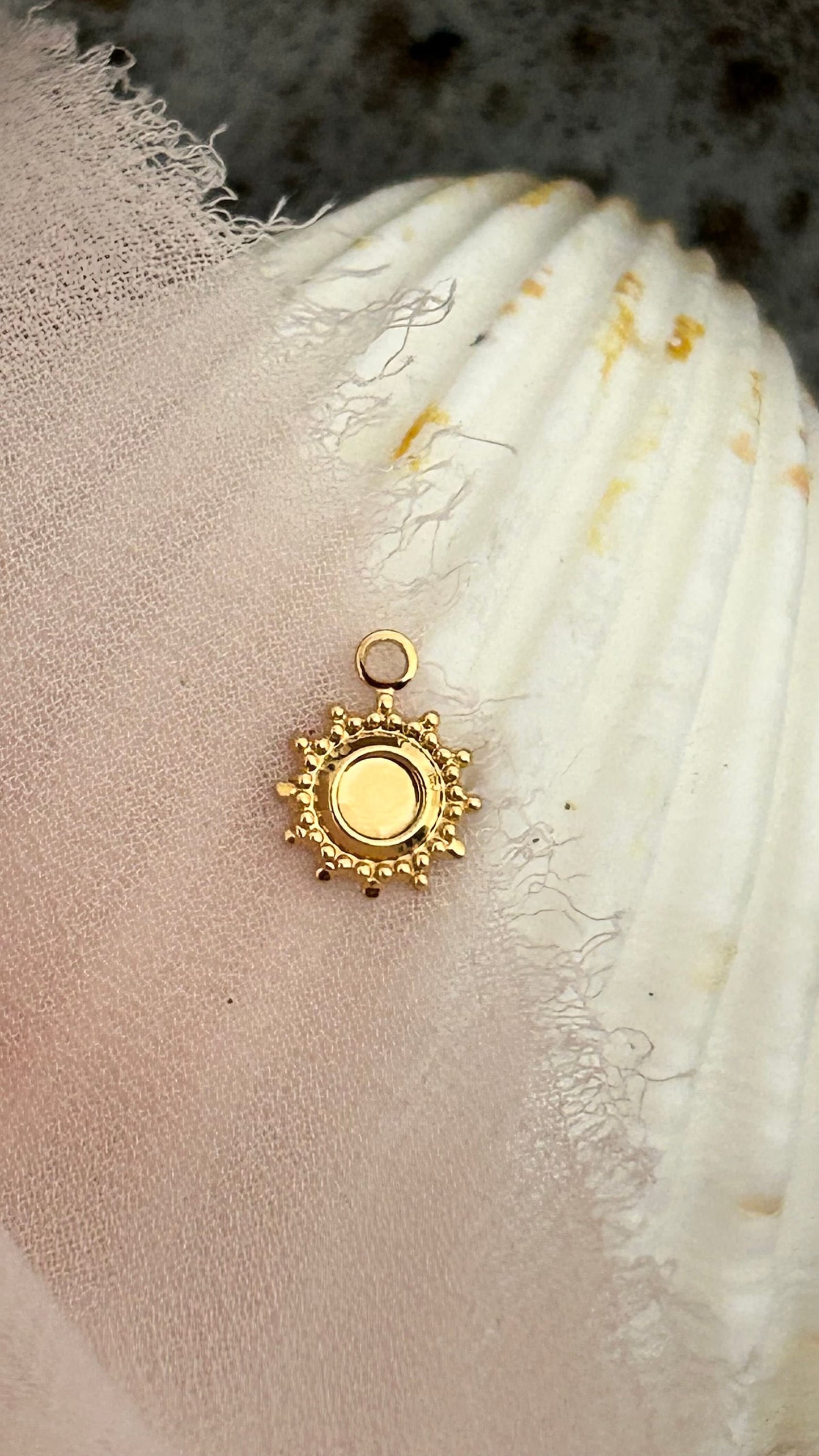 Breloque Soleil ethnique 10mm en plaqué or 24K, charm doré, pampille serti bracelet