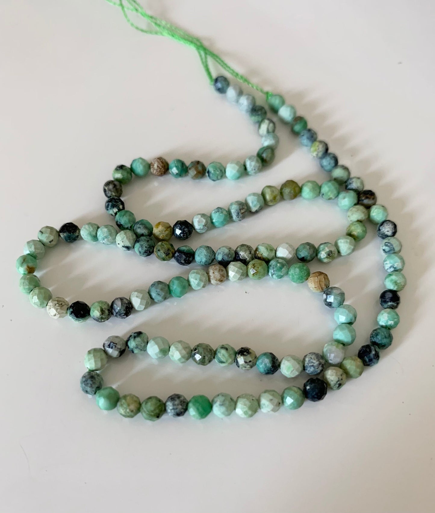 10 perles 3,5 mm Variscite facettée, 10 perles facettes gemme naturelle 3,5mm tons vert clairs / bleus / ocres clairs, pierre naturelle