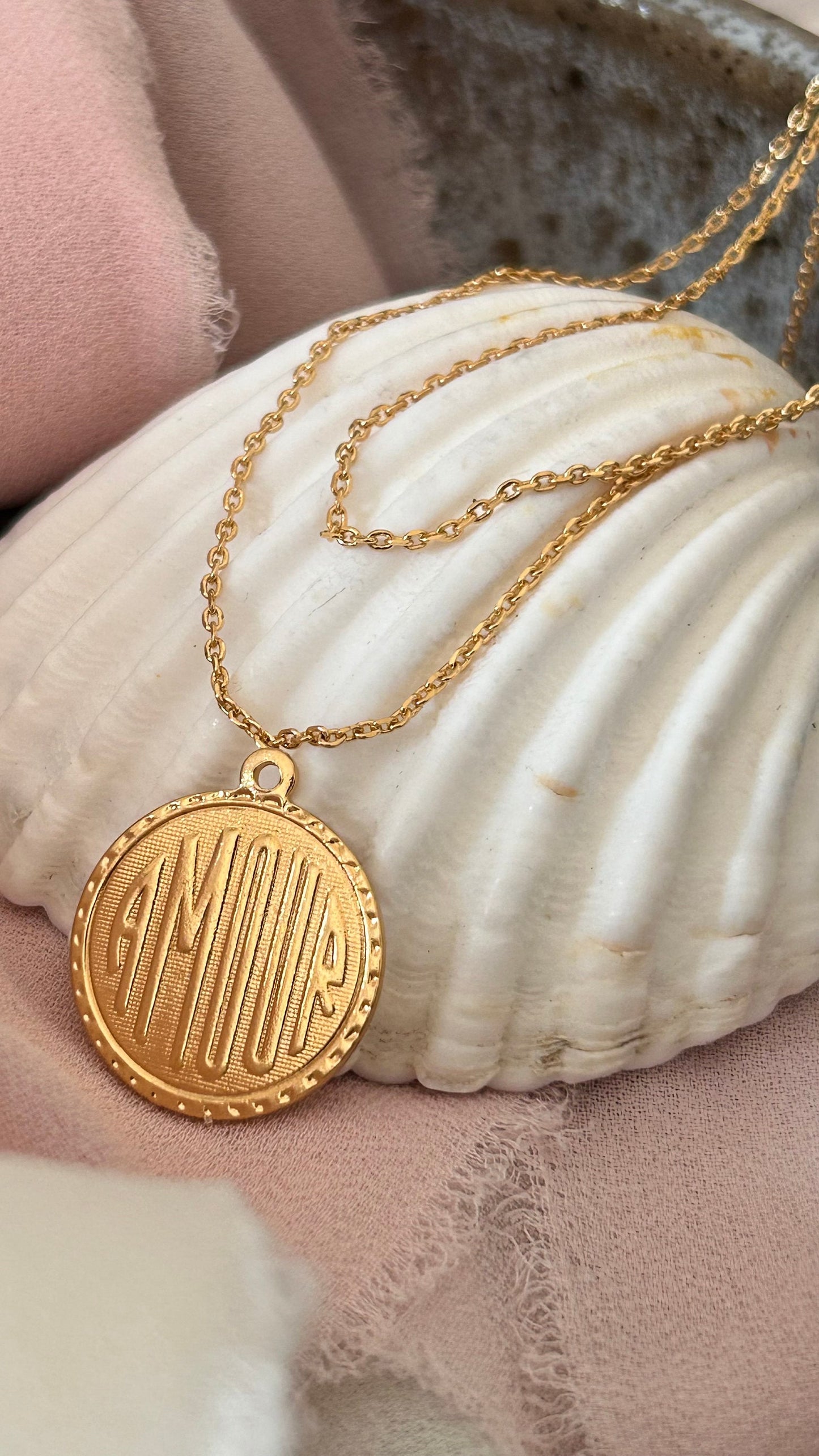 Médaille Amour 19mm plaqué or, face Amour doré