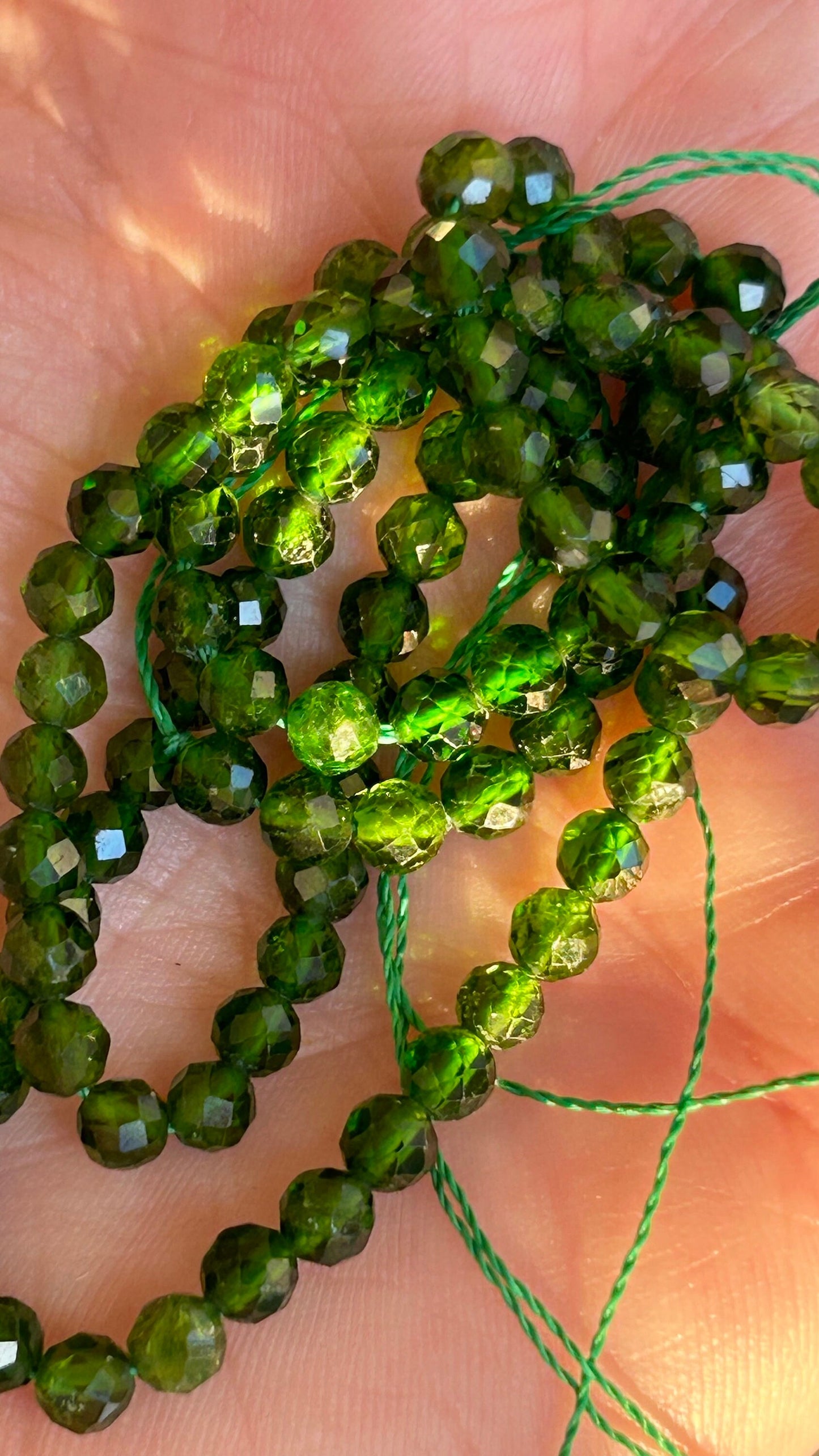 6 perles Diopside verte 4mm ronde à facettes, perles naturelles, gemmes rondes taillées.
