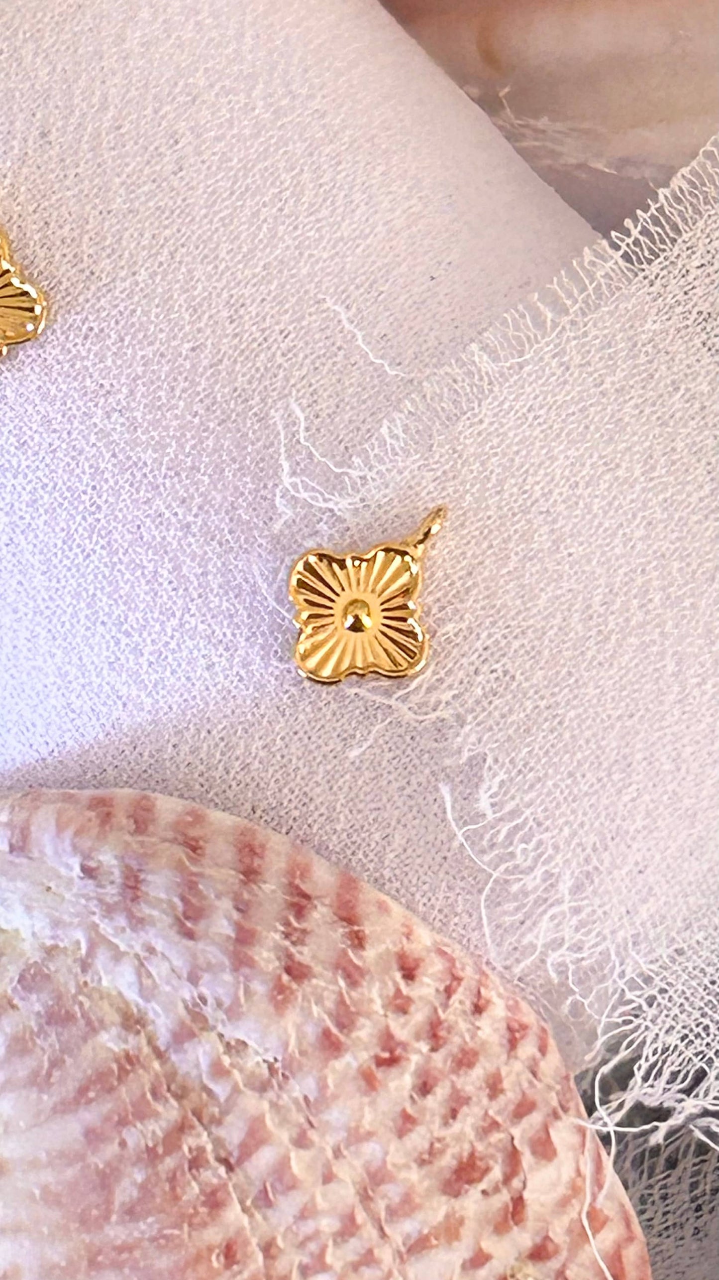 Petit pendentif trèfle 6x8mm Plaqué Or 24k, trèfle doré mode, trèfle or brillant ciselé.