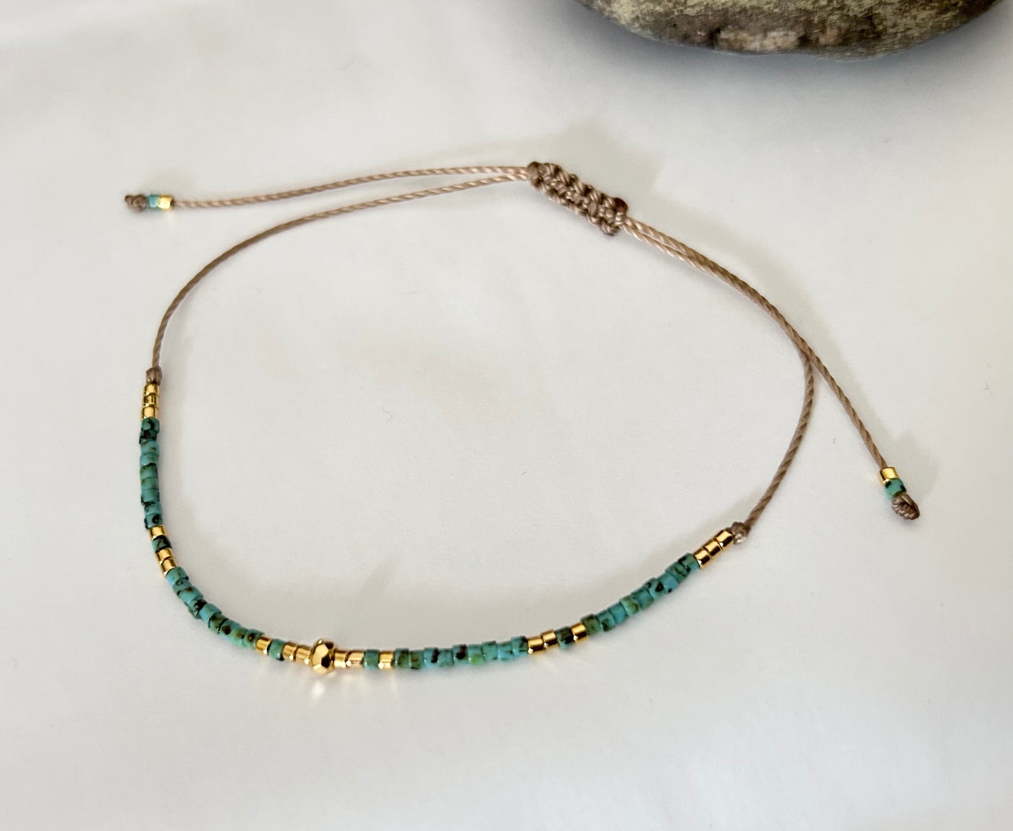 Bracelet cordon ajustable perles japonaises Miyuki Picasso turquoise et plaqué or 24 carats