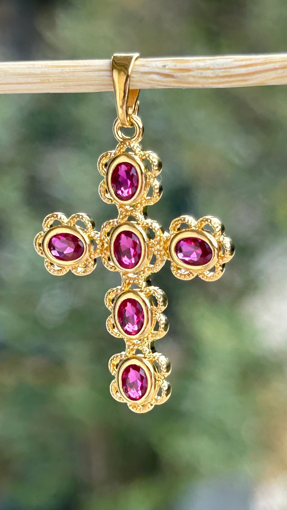 Pendentif Croix  37,5 x 21,7mm doré GM, couleur dorée et rubis plaqué or 24 carats