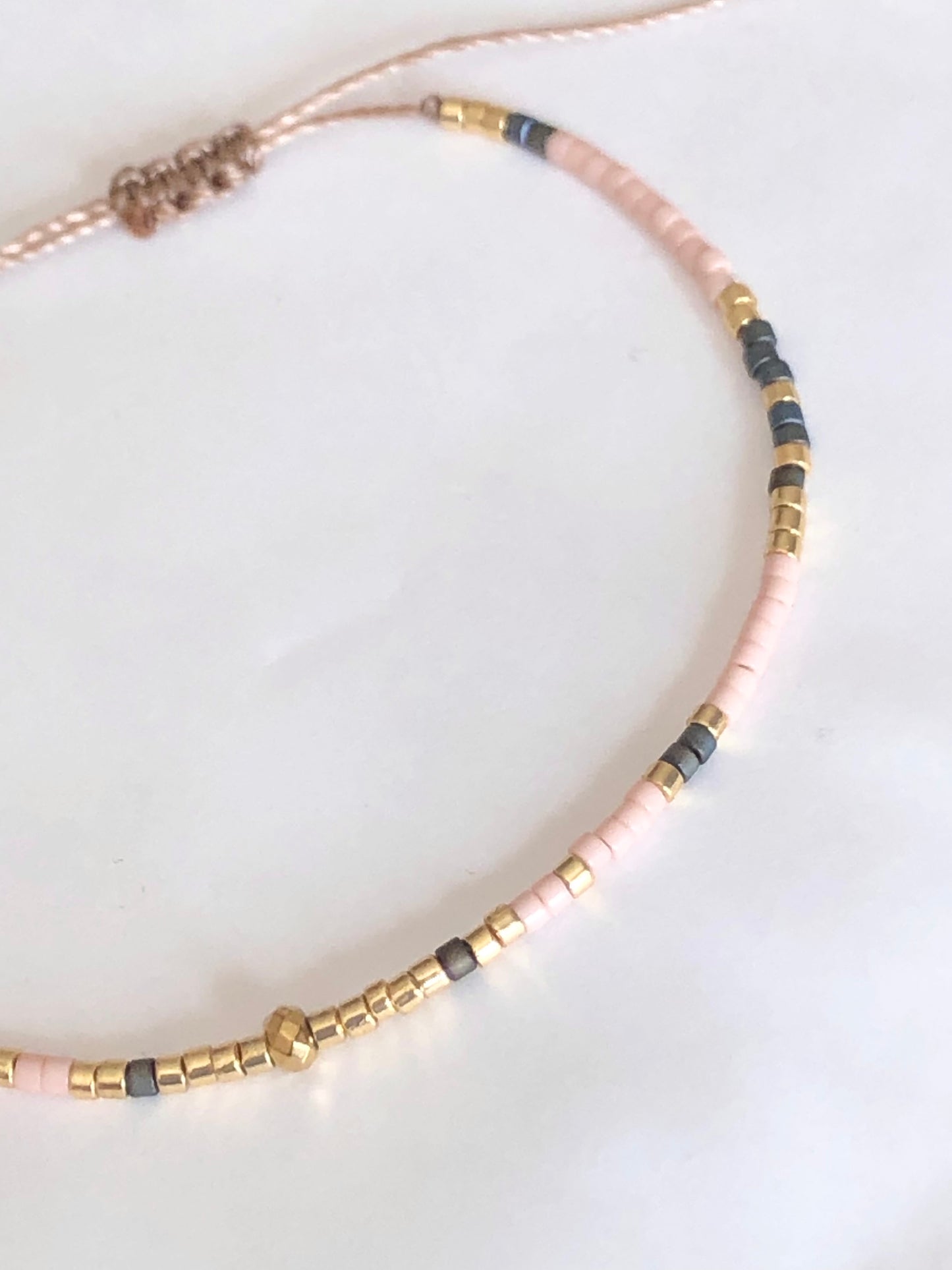Bracelet cordon ajustable perles japonaises Miyuki roses et perles dorées or fin