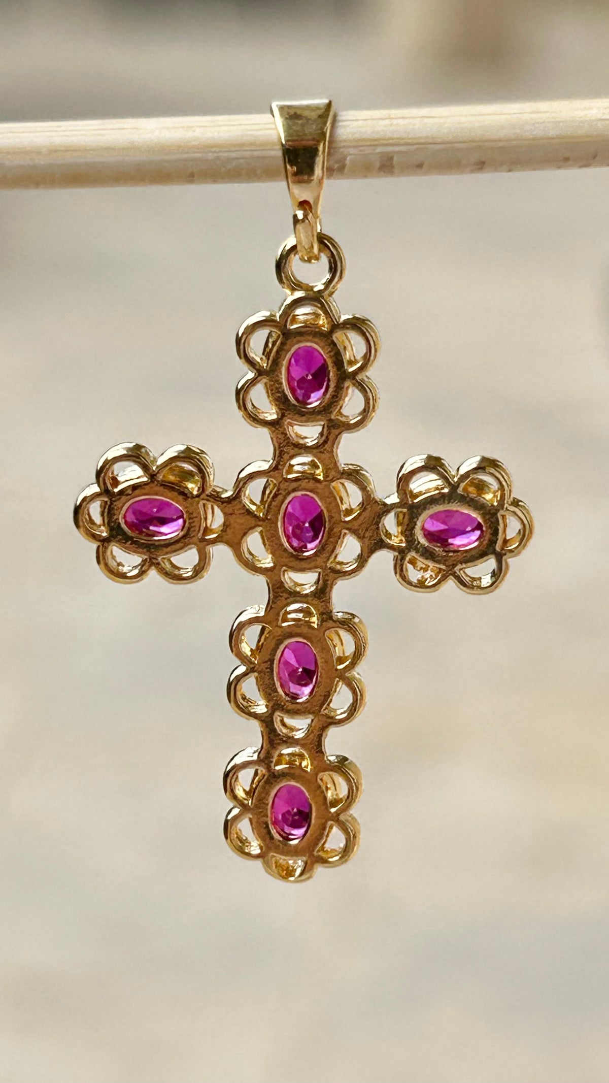 Pendentif Croix  37,5 x 21,7mm doré GM, couleur dorée et rubis plaqué or 24 carats