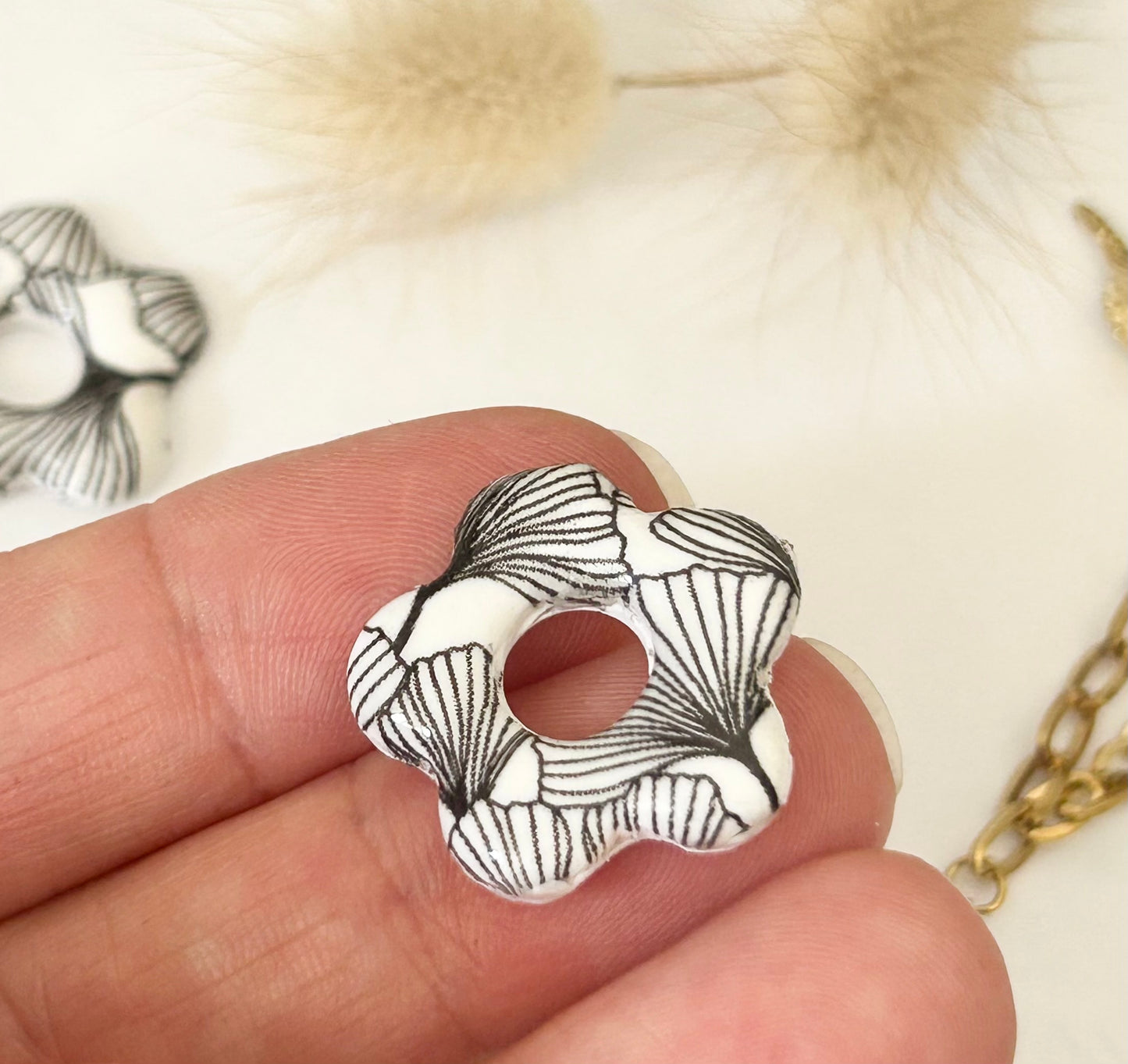 Créoles en acier inoxydable dorées avec fleurs décorées « Gyngko » en pâte de polymère
(fimo)