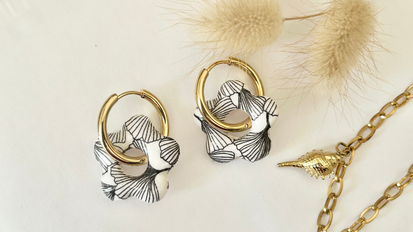 Créoles en acier inoxydable dorées avec fleurs décorées « Gyngko » en pâte de polymère
(fimo)