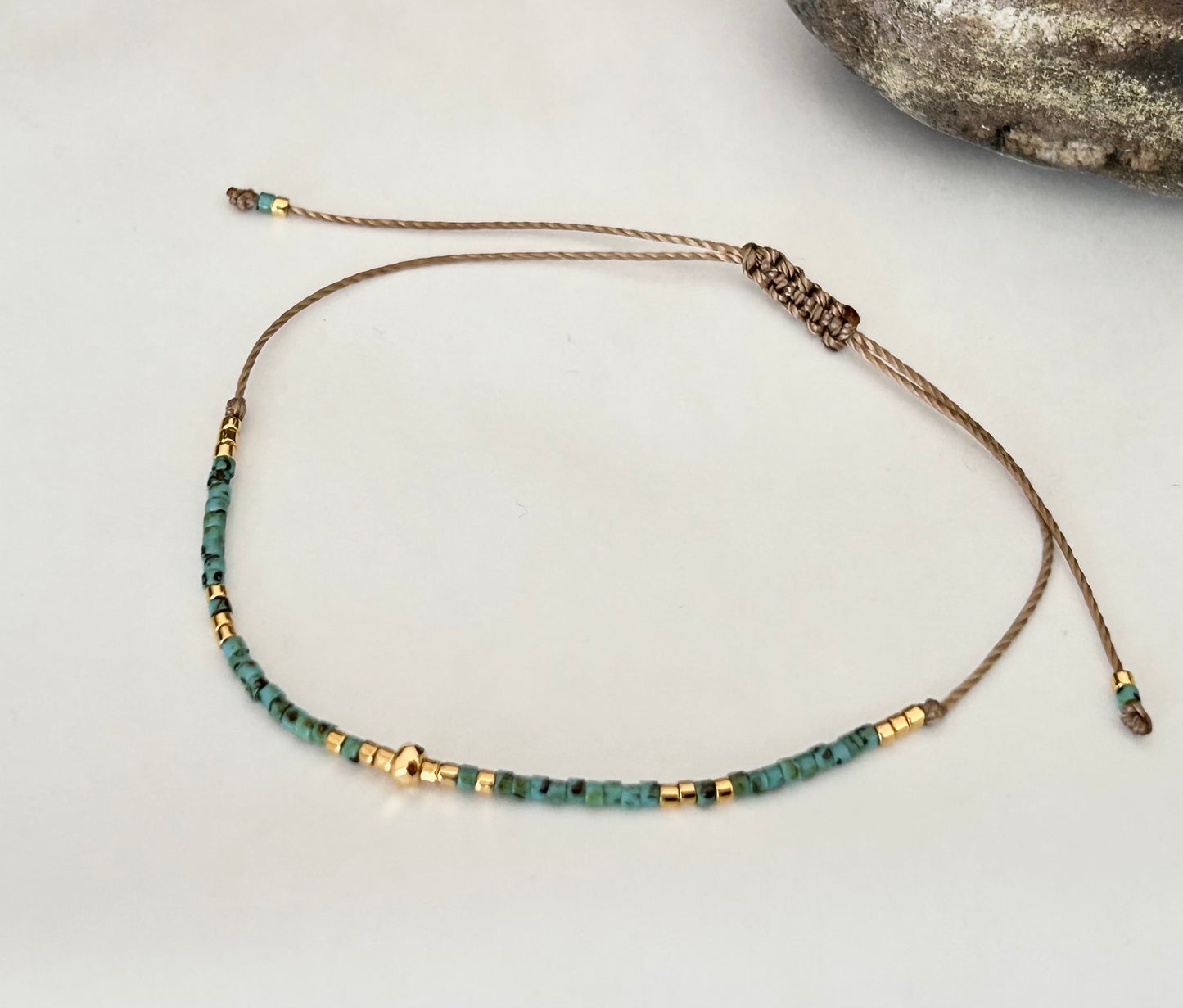 Bracelet cordon ajustable perles japonaises Miyuki Picasso turquoise et plaqué or 24 carats