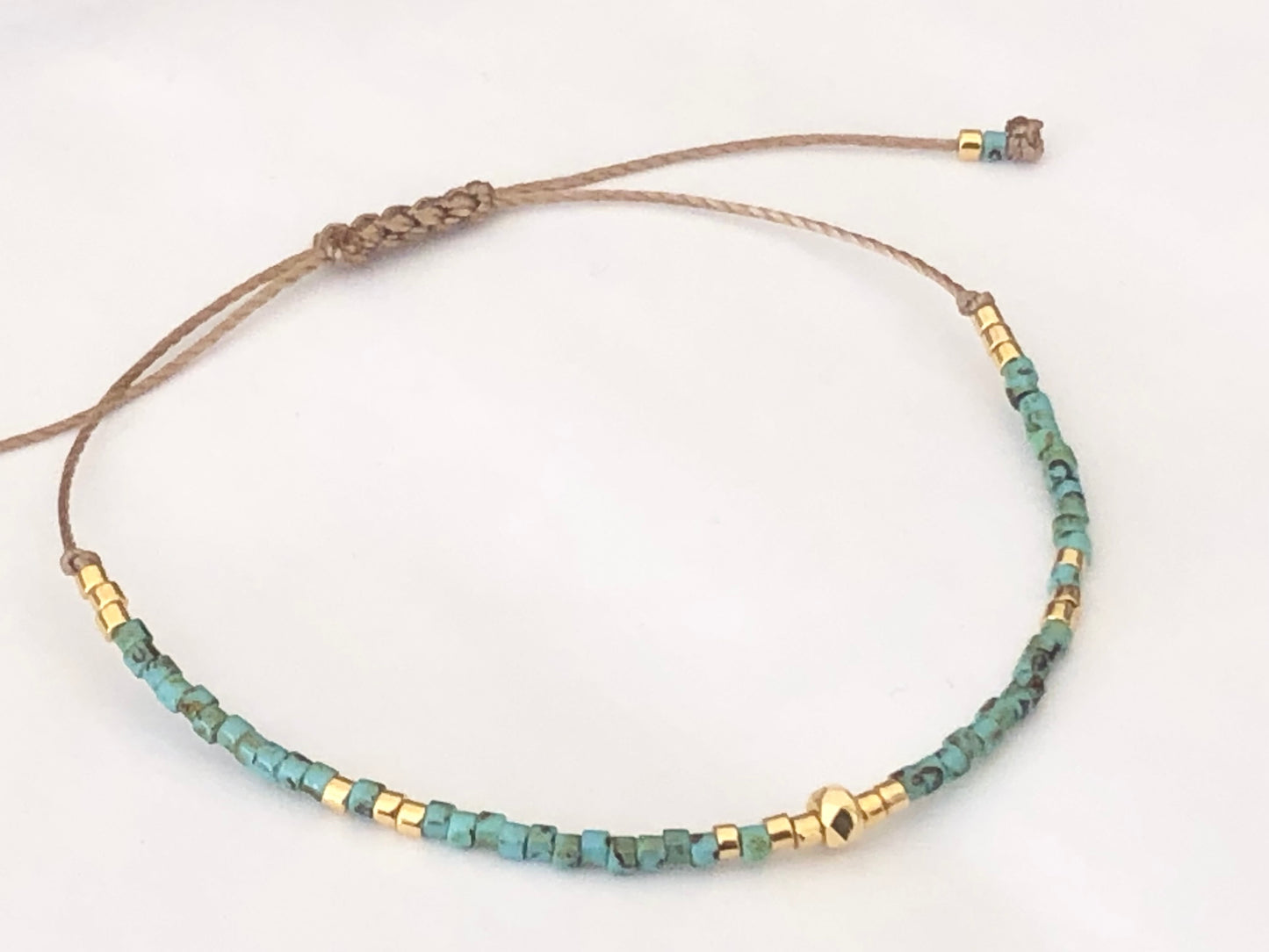 Bracelet cordon ajustable perles japonaises Miyuki Picasso turquoise et plaqué or 24 carats