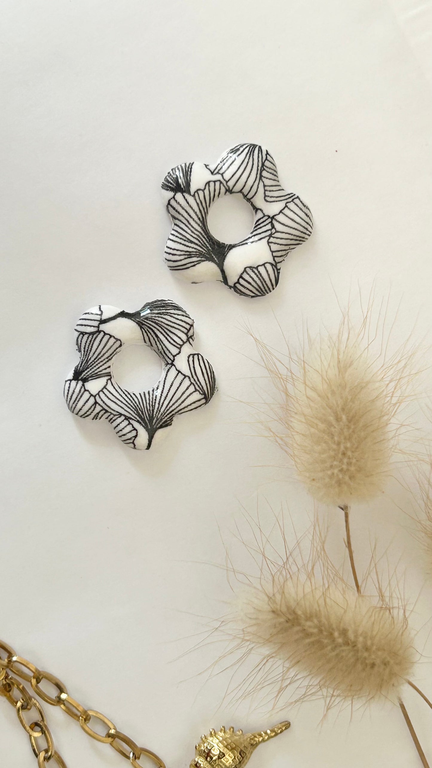 Créoles en acier inoxydable dorées avec fleurs décorées « Gyngko » en pâte de polymère
(fimo)