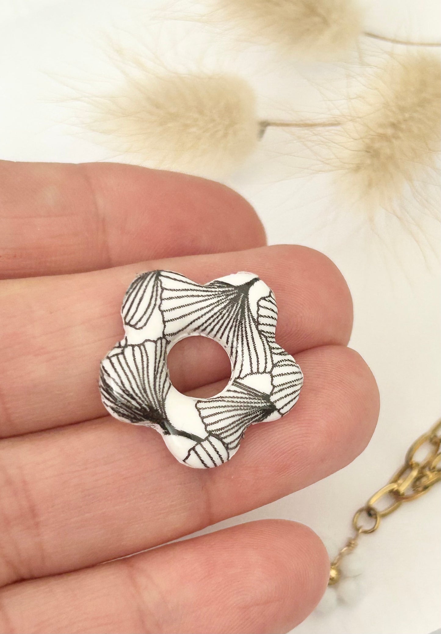 Créoles en acier inoxydable dorées avec fleurs décorées « Gyngko » en pâte de polymère
(fimo)