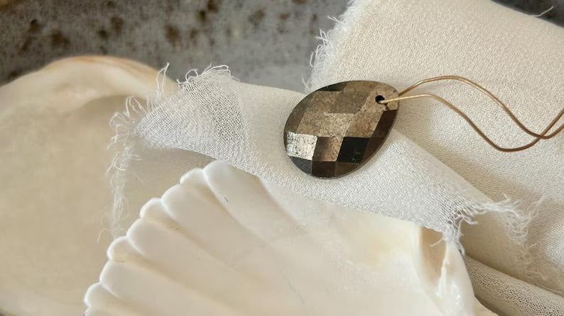 Pendentif Pyrite d’Inde 13x18mm forme goutte facettées, gemme véritable taillée et facettes, boho, été, collier plage