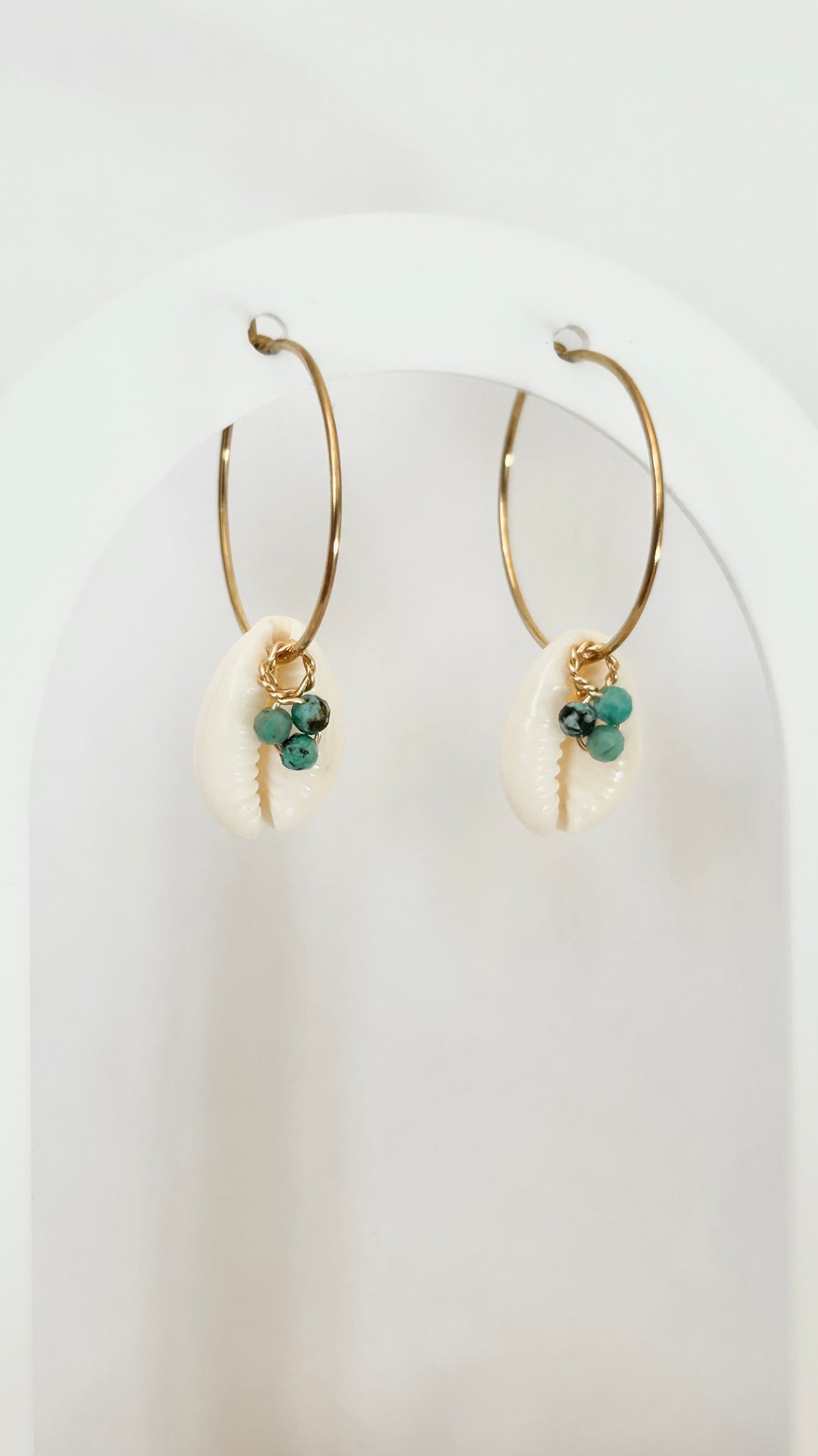 Boucles d'oreilles Cauris et Turquoise Africaine, créoles plaqué or Français