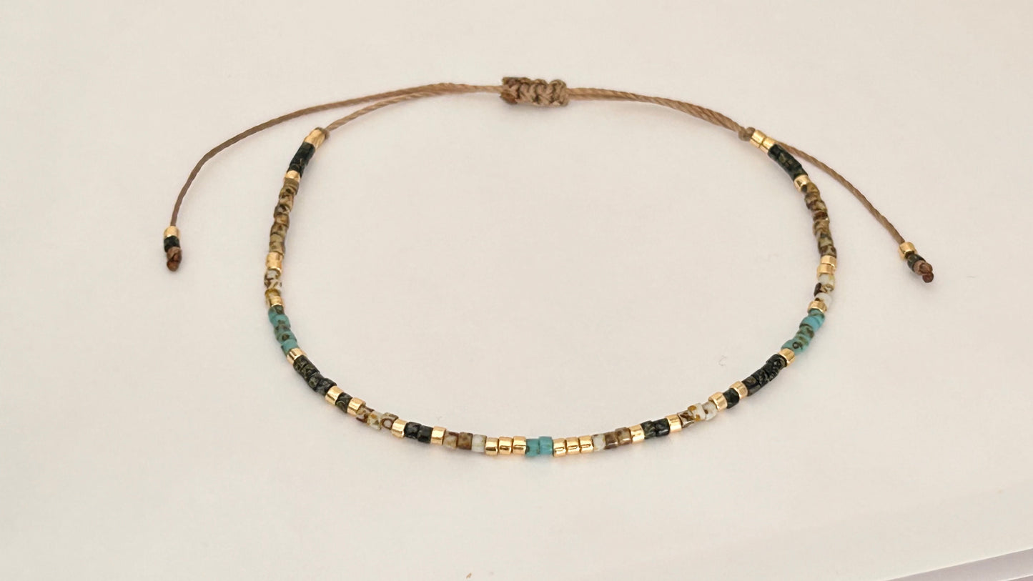 Bracelet cordon ajustable Melange de perles Miyuki Picasso et dorées