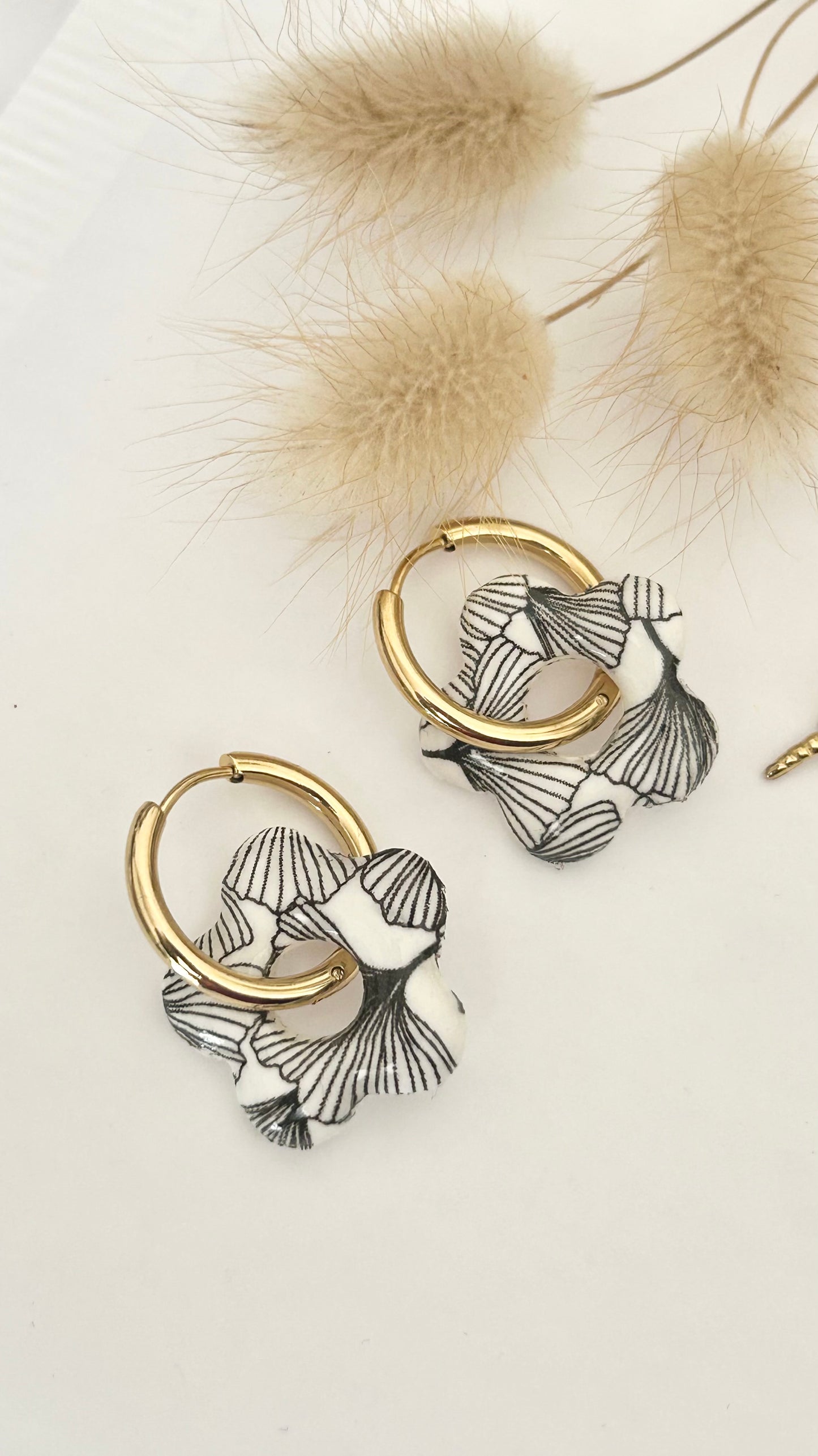 Créoles en acier inoxydable dorées avec fleurs décorées « Gyngko » en pâte de polymère
(fimo)