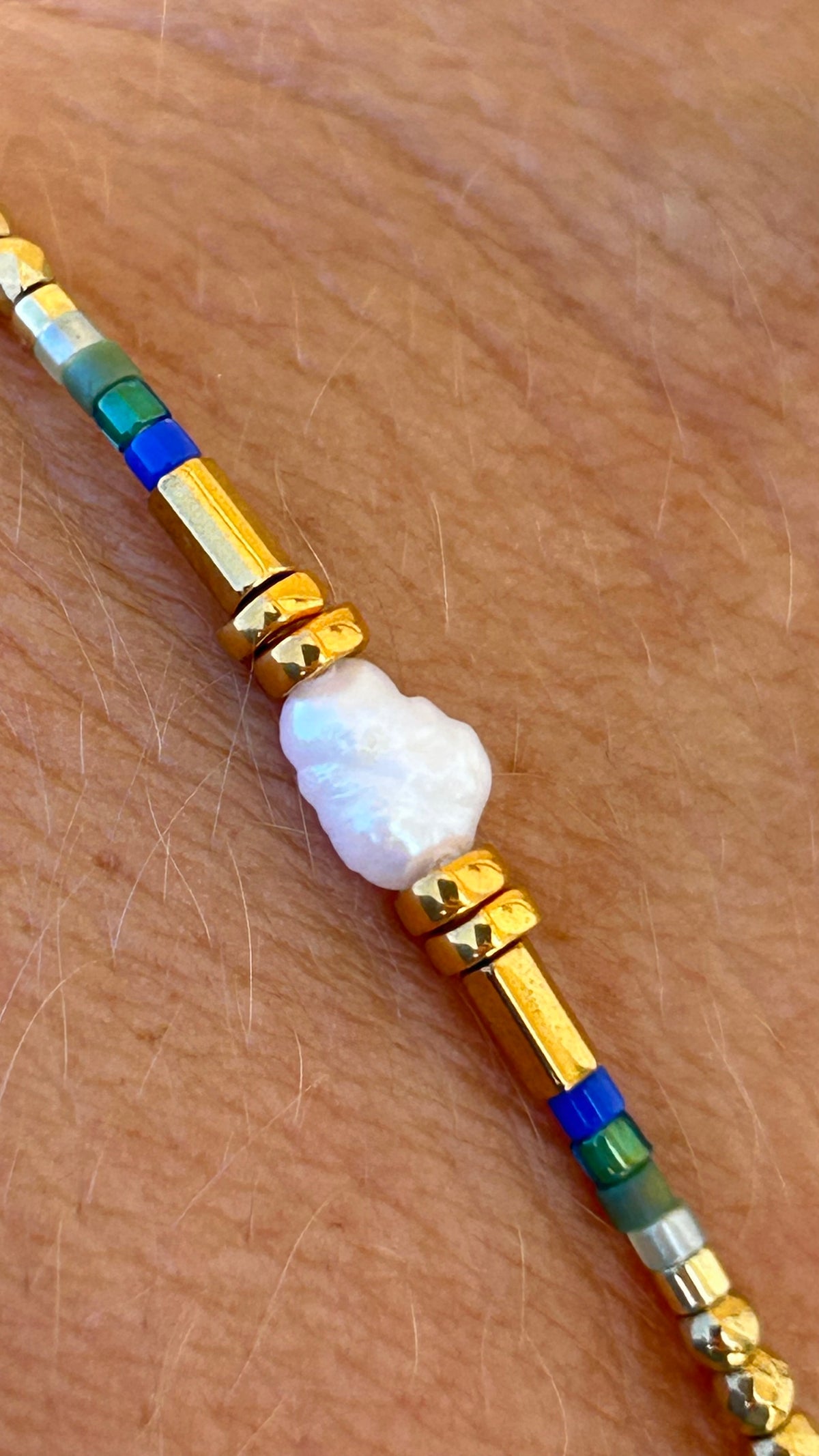Bracelet Béa perles Miyuki Dorées et tons bleu, perle eau douce Baroque