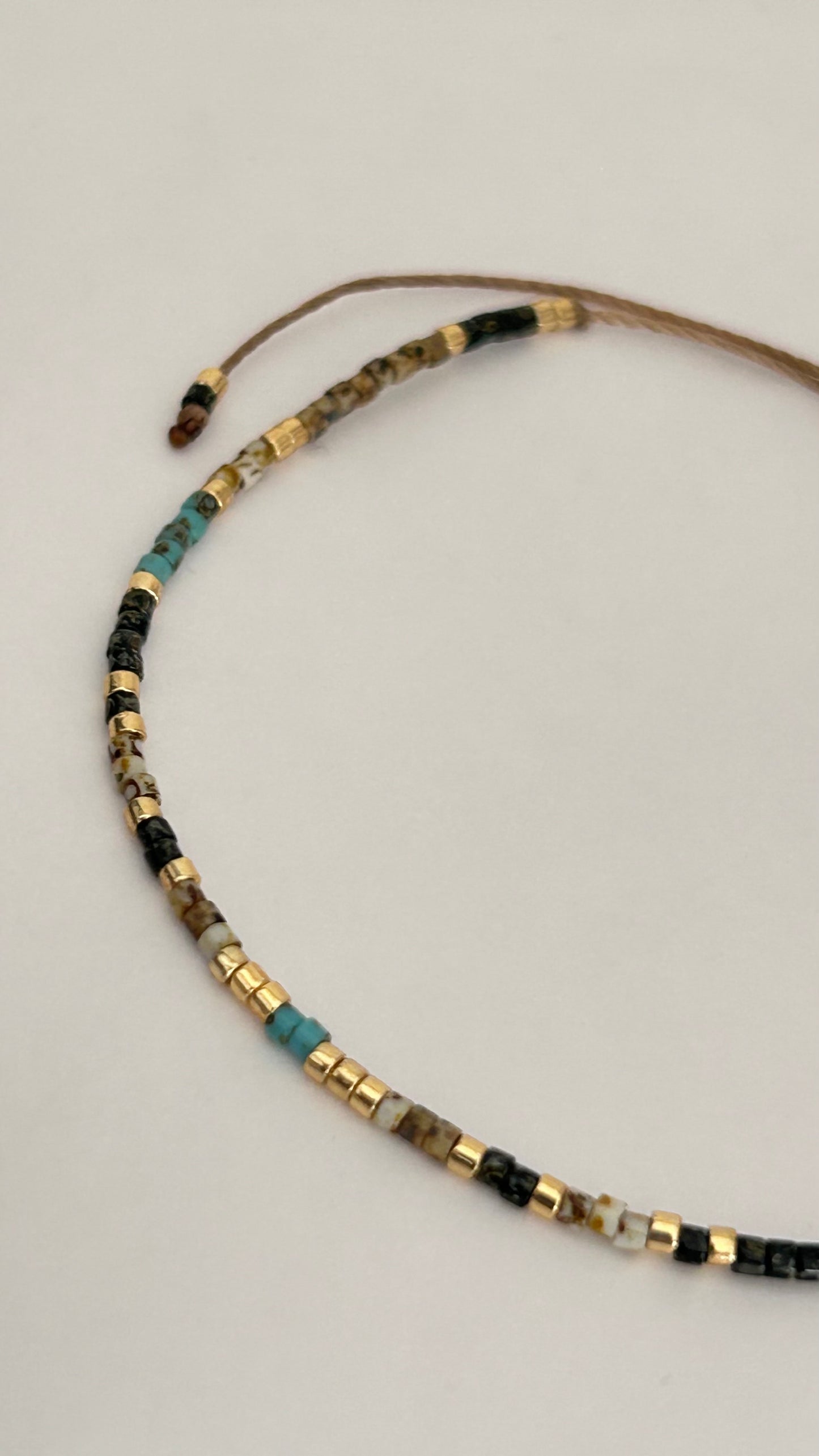 Bracelet cordon ajustable Melange de perles Miyuki Picasso et dorées