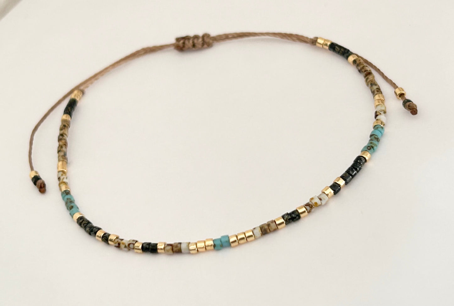 Bracelet cordon ajustable Melange de perles Miyuki Picasso et dorées