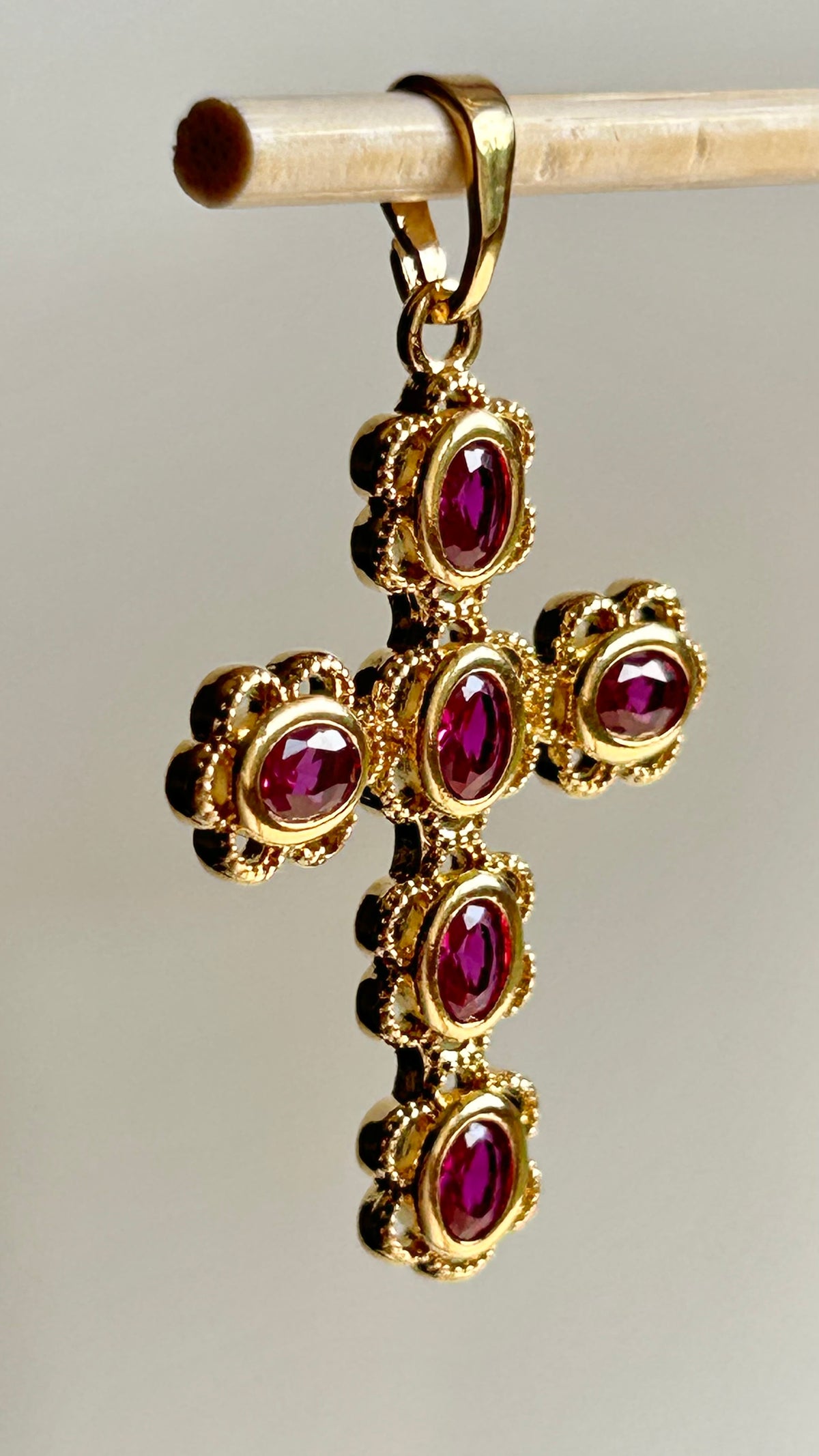 Pendentif Croix  37,5 x 21,7mm doré GM, couleur dorée et rubis plaqué or 24 carats