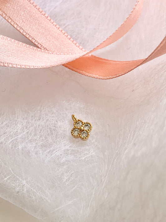 Petit pendentif trèfle 7,5 mm, plaqué or zirconium, micro pendentif doré