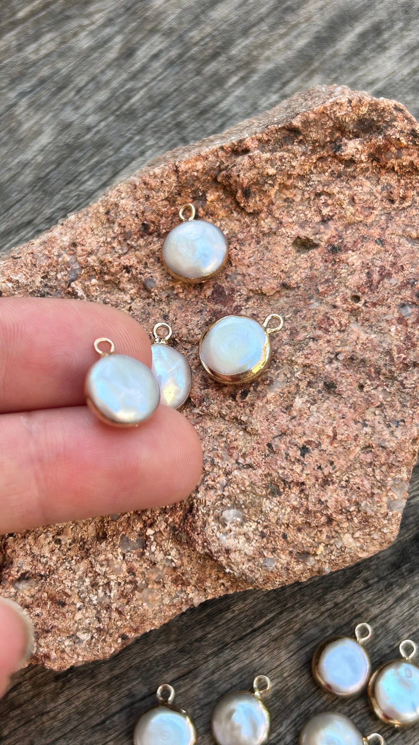 Pendentif en perle eau douce naturelle 12x15 mm blanche et or