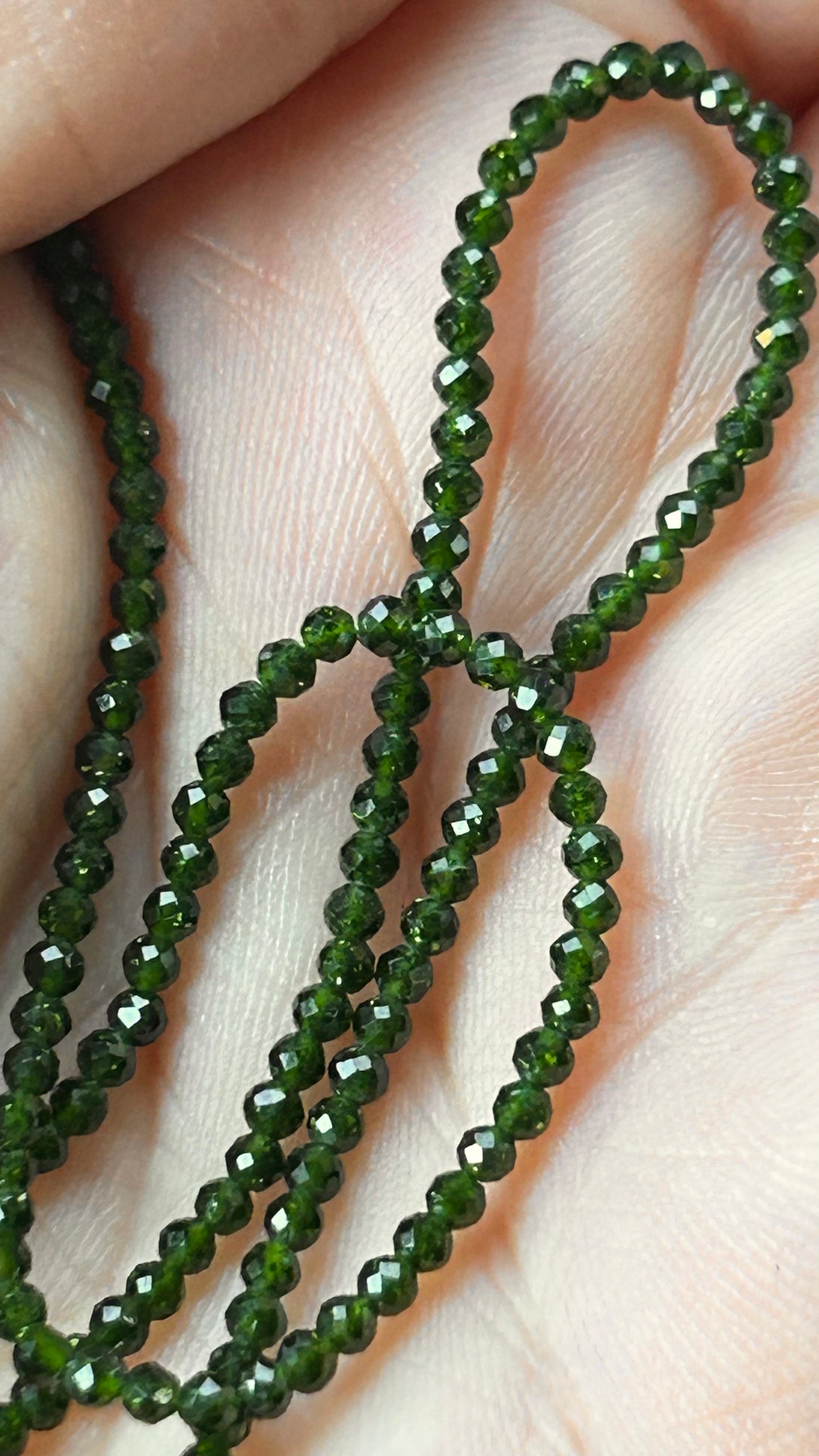 Green Sand Stone 2 mm facettes, rang 38cm perles facettes gemme naturelle 2mm tons verts lumineux