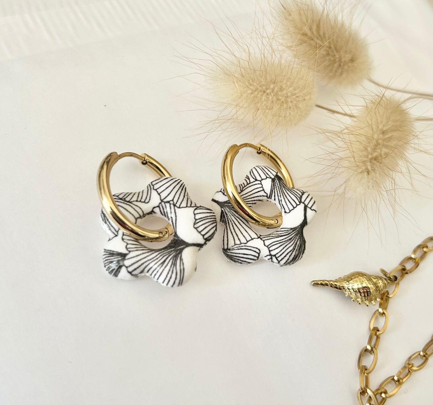 Créoles en acier inoxydable dorées avec fleurs décorées « Gyngko » en pâte de polymère
(fimo)