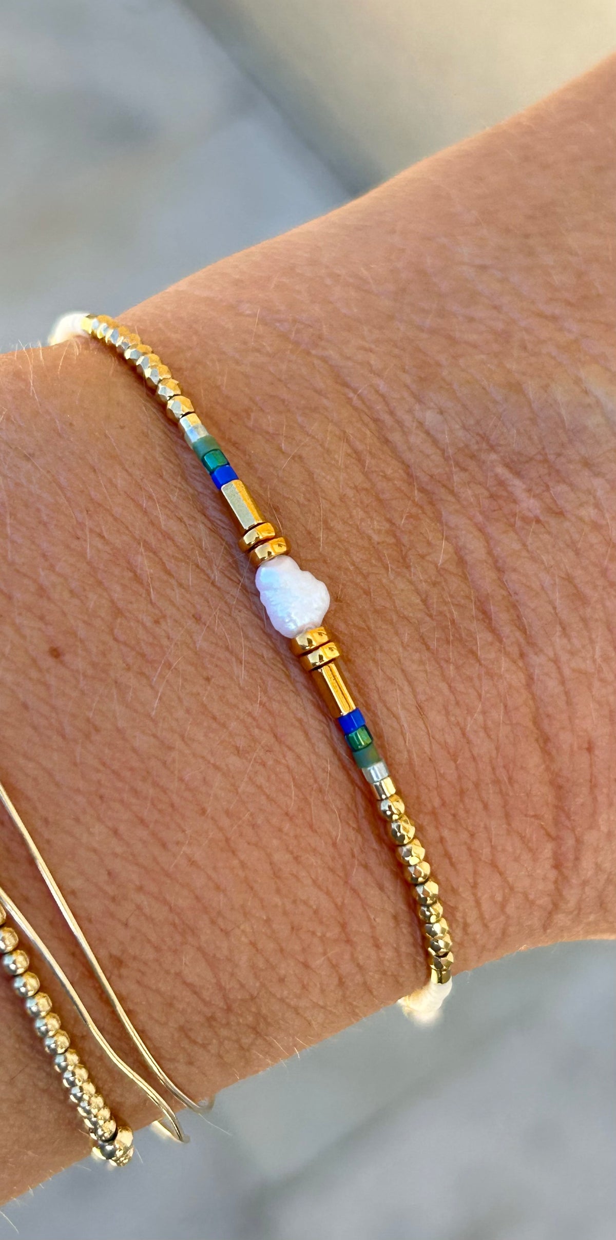 Bracelet Béa perles Miyuki Dorées et tons bleu, perle eau douce Baroque
