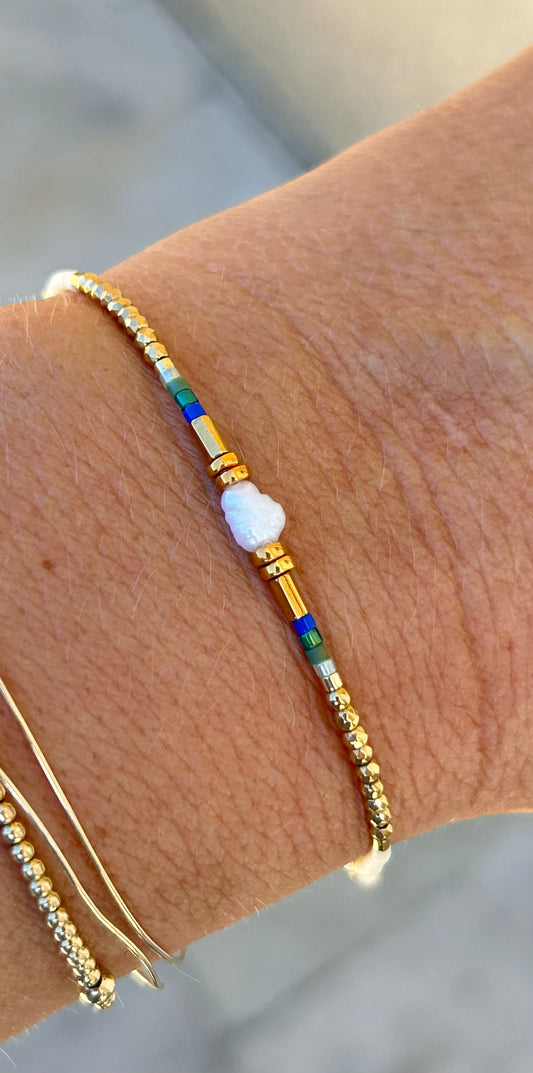 Bracelet Béa perles Miyuki Dorées et tons bleu, perle eau douce Baroque