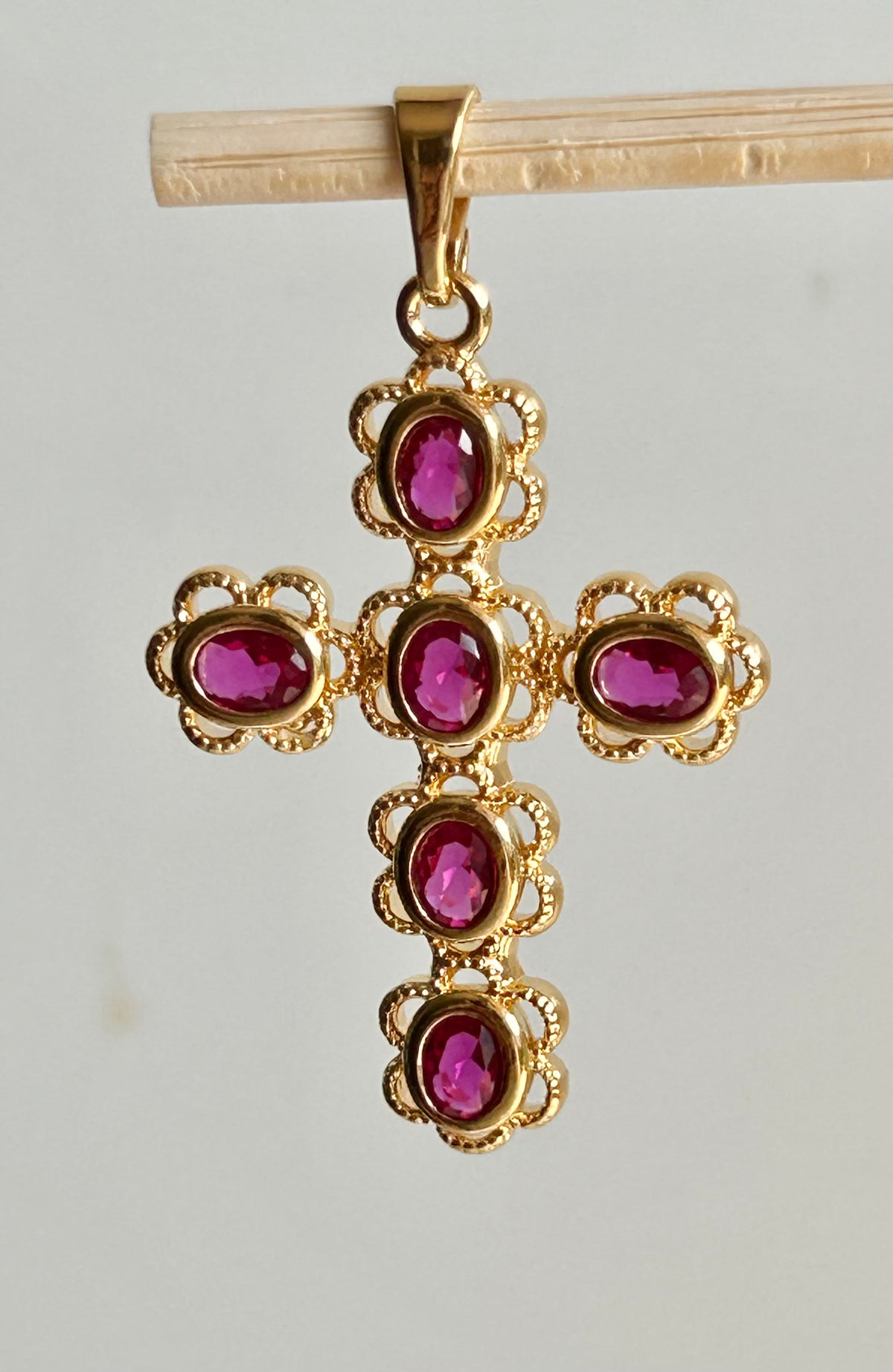 Pendentif Croix  37,5 x 21,7mm doré GM, couleur dorée et rubis plaqué or 24 carats
