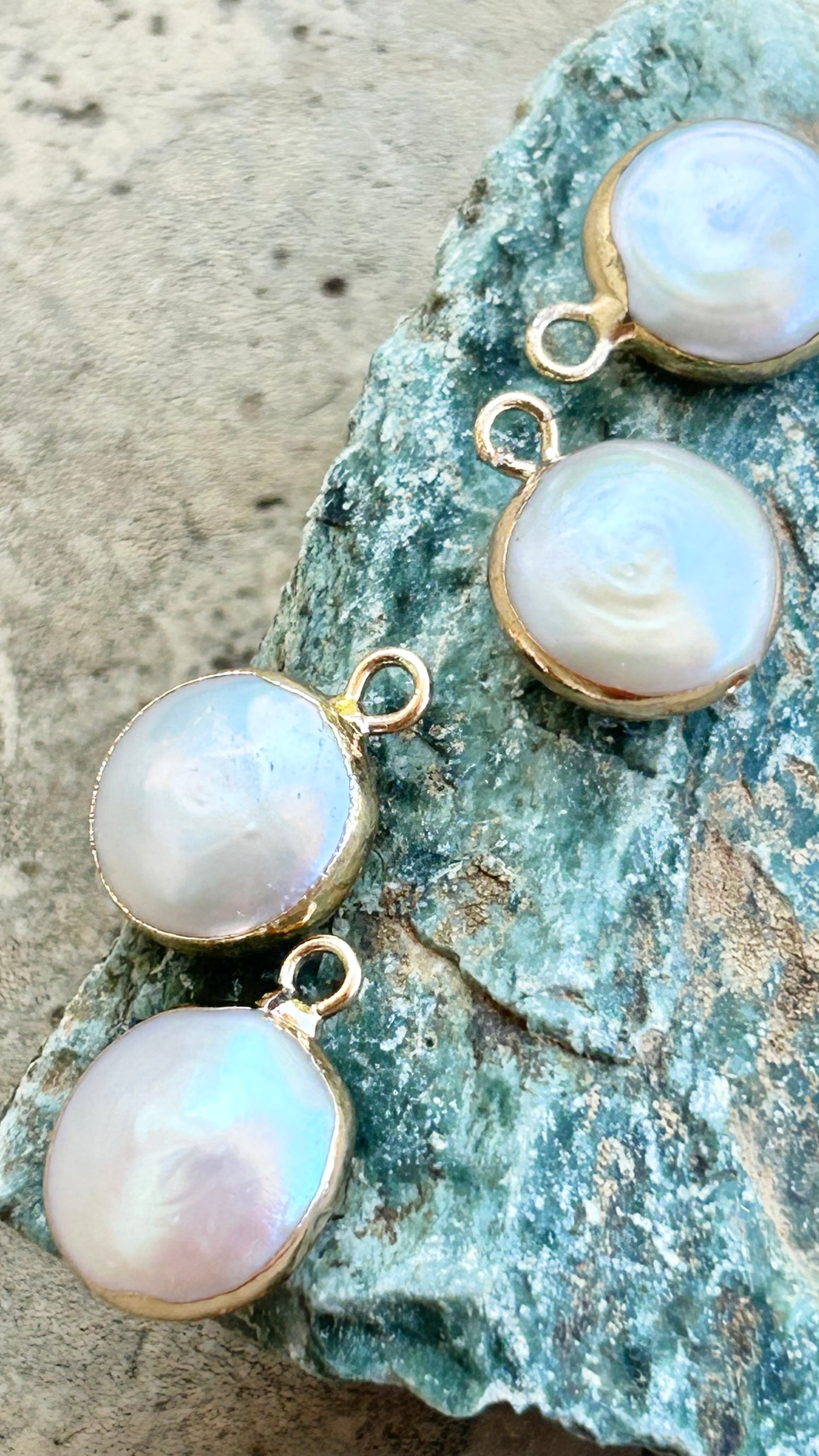 Pendentif en perle eau douce naturelle 12x15 mm blanche et or