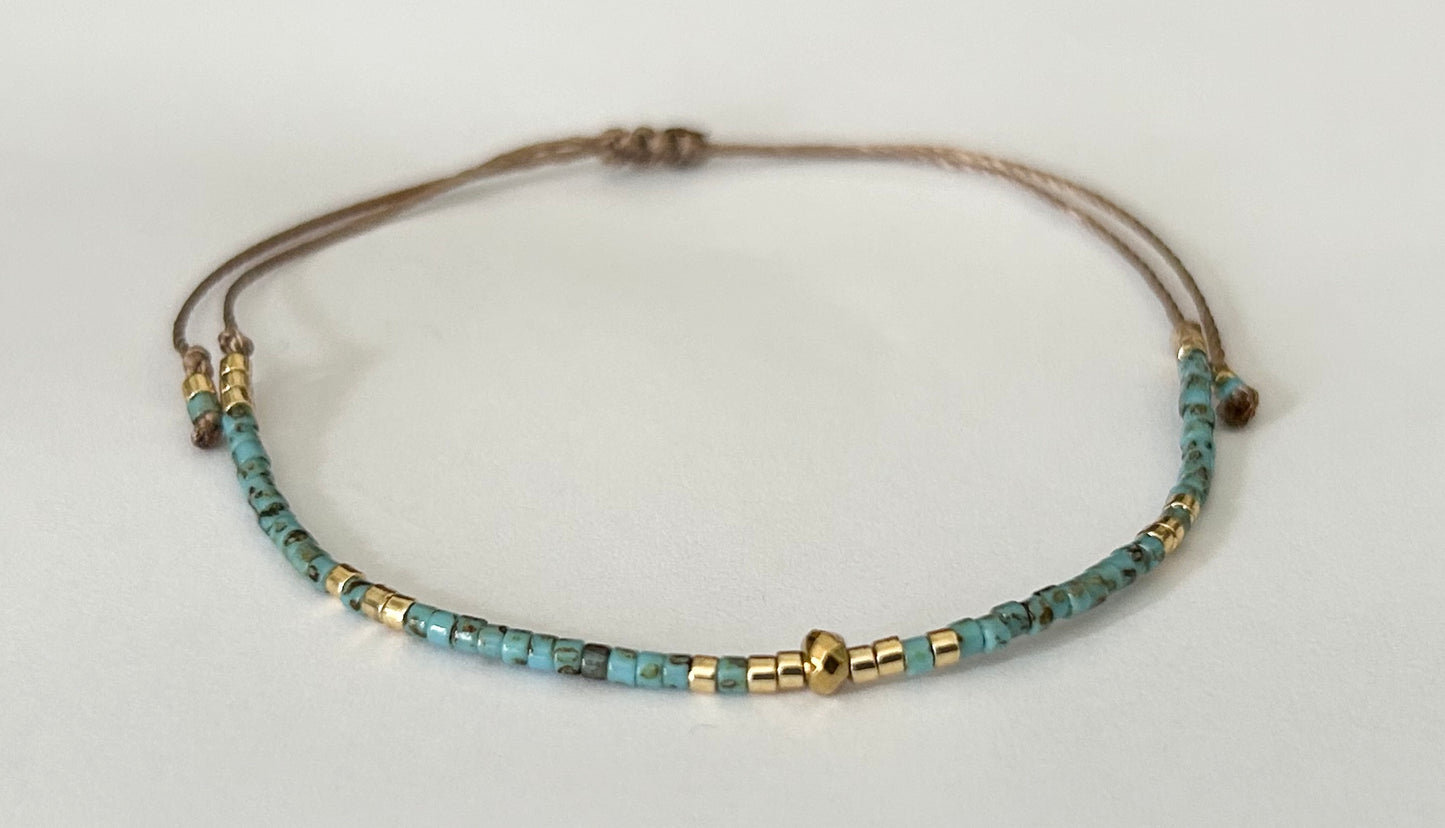Bracelet cordon ajustable perles japonaises Miyuki Picasso turquoise et plaqué or 24 carats