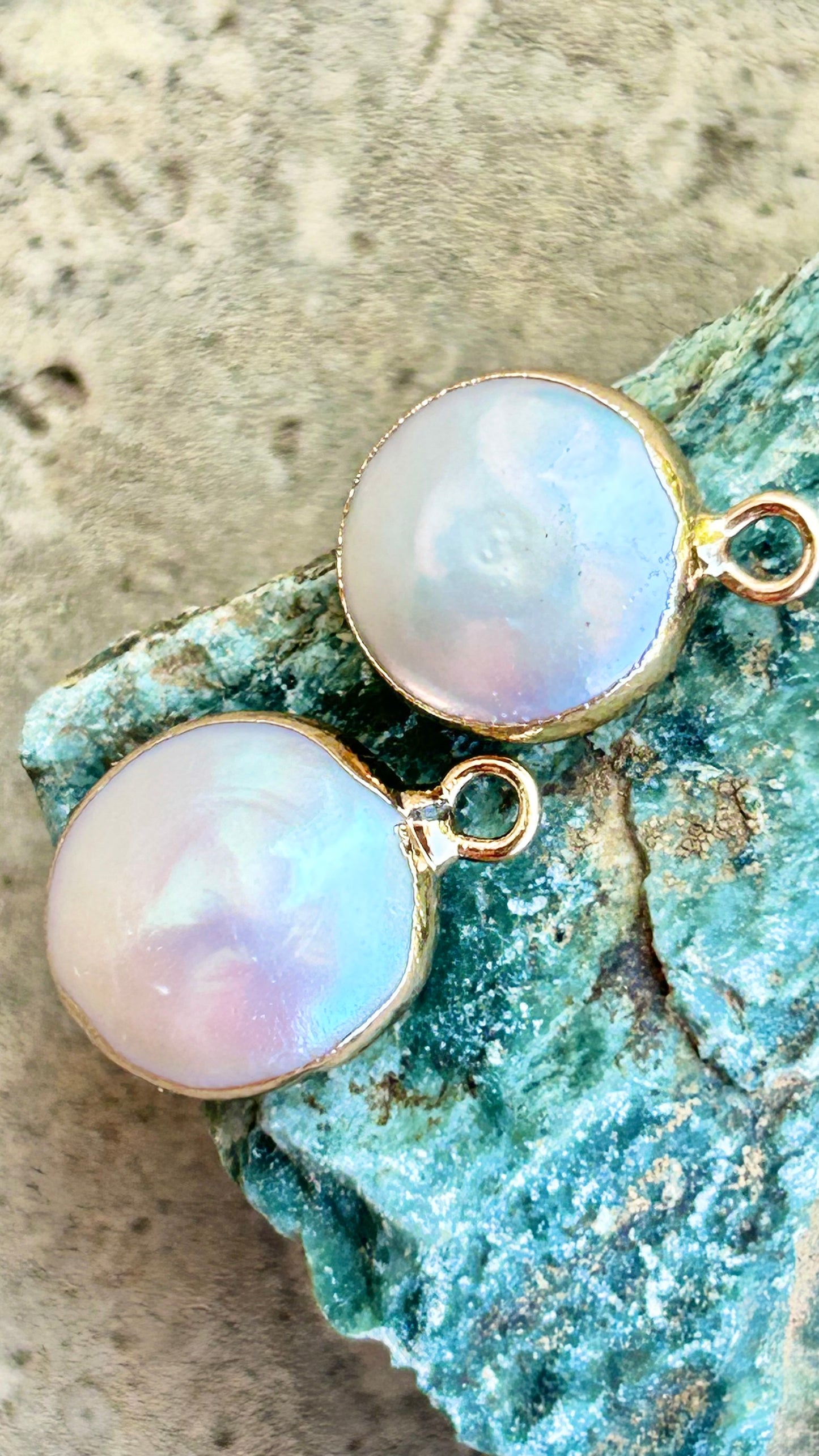 Pendentif en perle eau douce naturelle 12x15 mm blanche et or