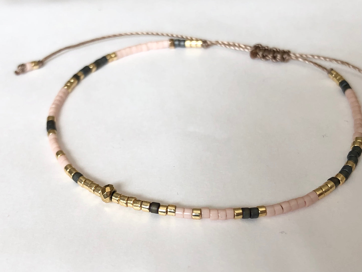 Bracelet cordon ajustable perles japonaises Miyuki roses et perles dorées or fin