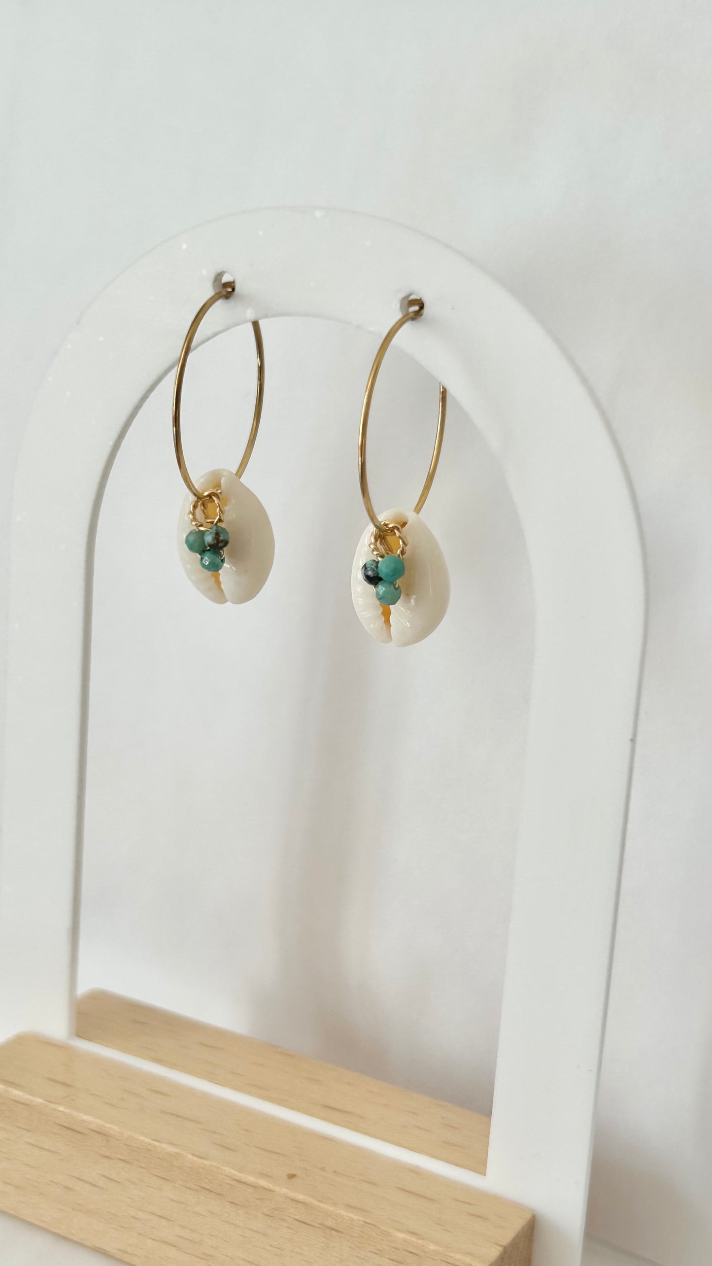 Boucles d'oreilles Cauris et Turquoise Africaine, créoles plaqué or Français