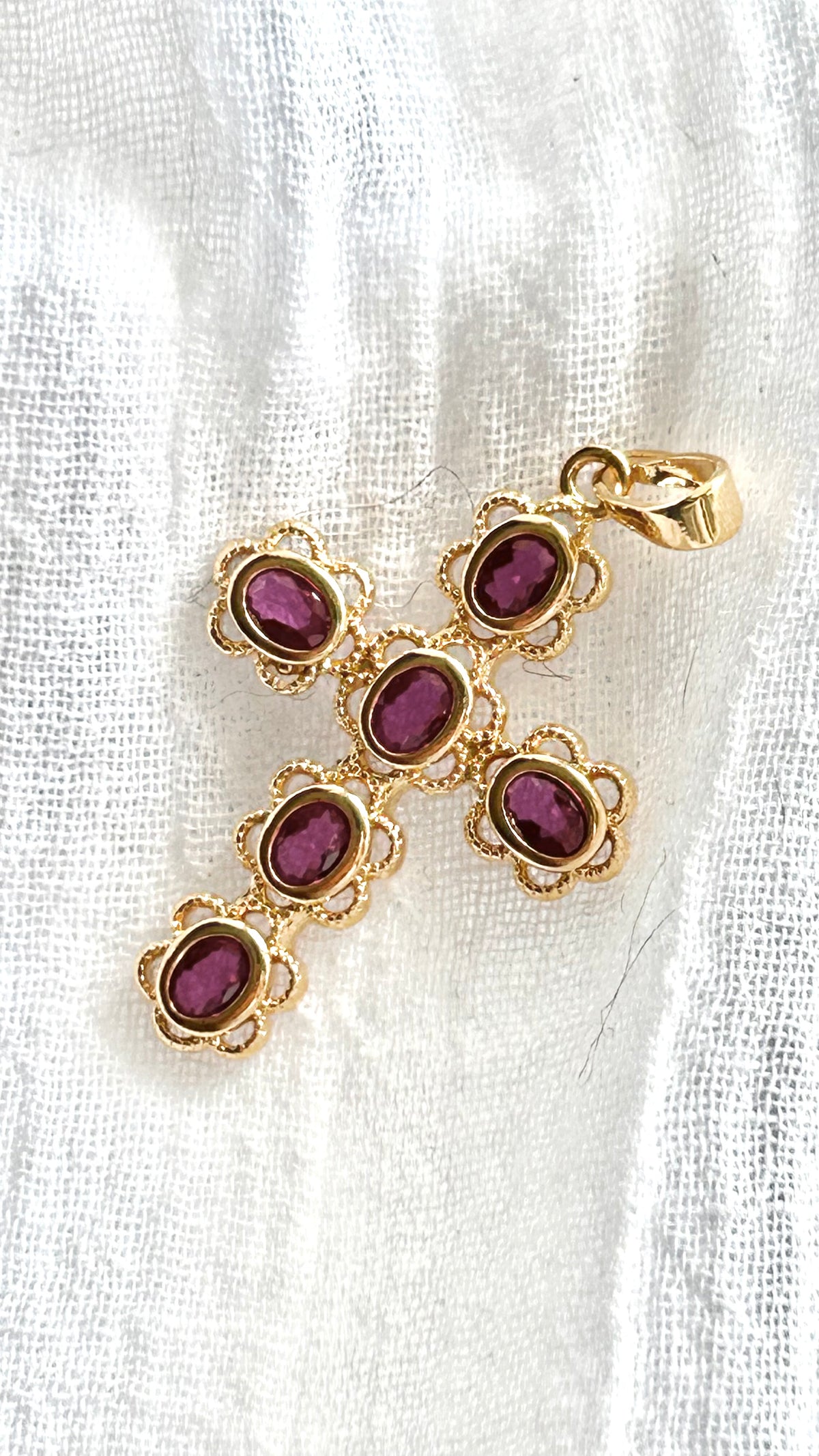 Pendentif Croix  37,5 x 21,7mm doré GM, couleur dorée et rubis plaqué or 24 carats