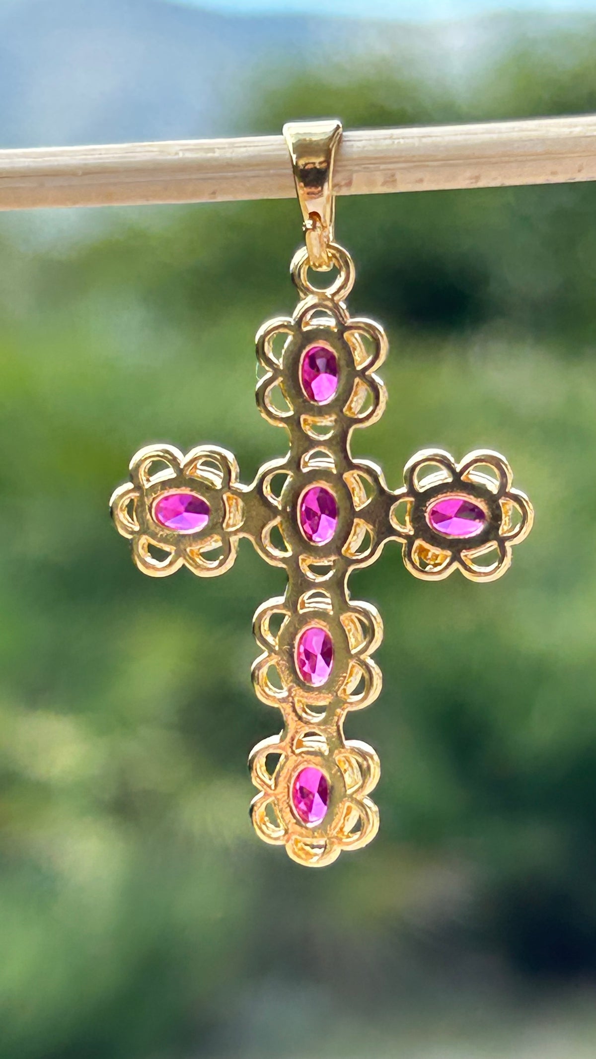 Pendentif Croix  37,5 x 21,7mm doré GM, couleur dorée et rubis plaqué or 24 carats