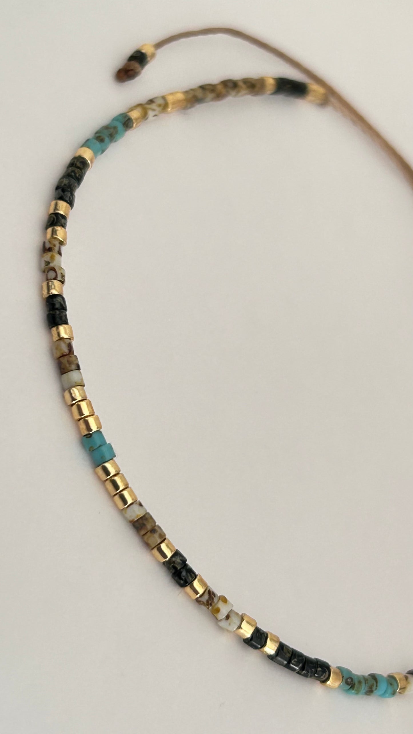 Bracelet cordon ajustable Melange de perles Miyuki Picasso et dorées