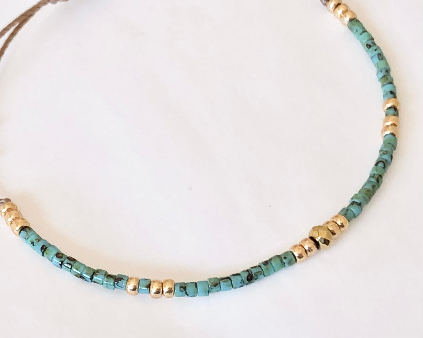 Bracelet cordon ajustable perles japonaises Miyuki Picasso turquoise et plaqué or 24 carats