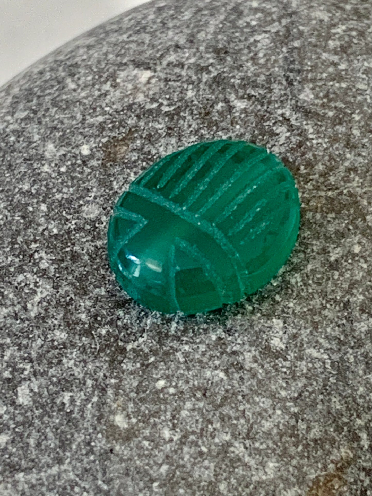 Scarabée 12 x 10mm en gemme naturelle, scarabée taillé sur la gemme
